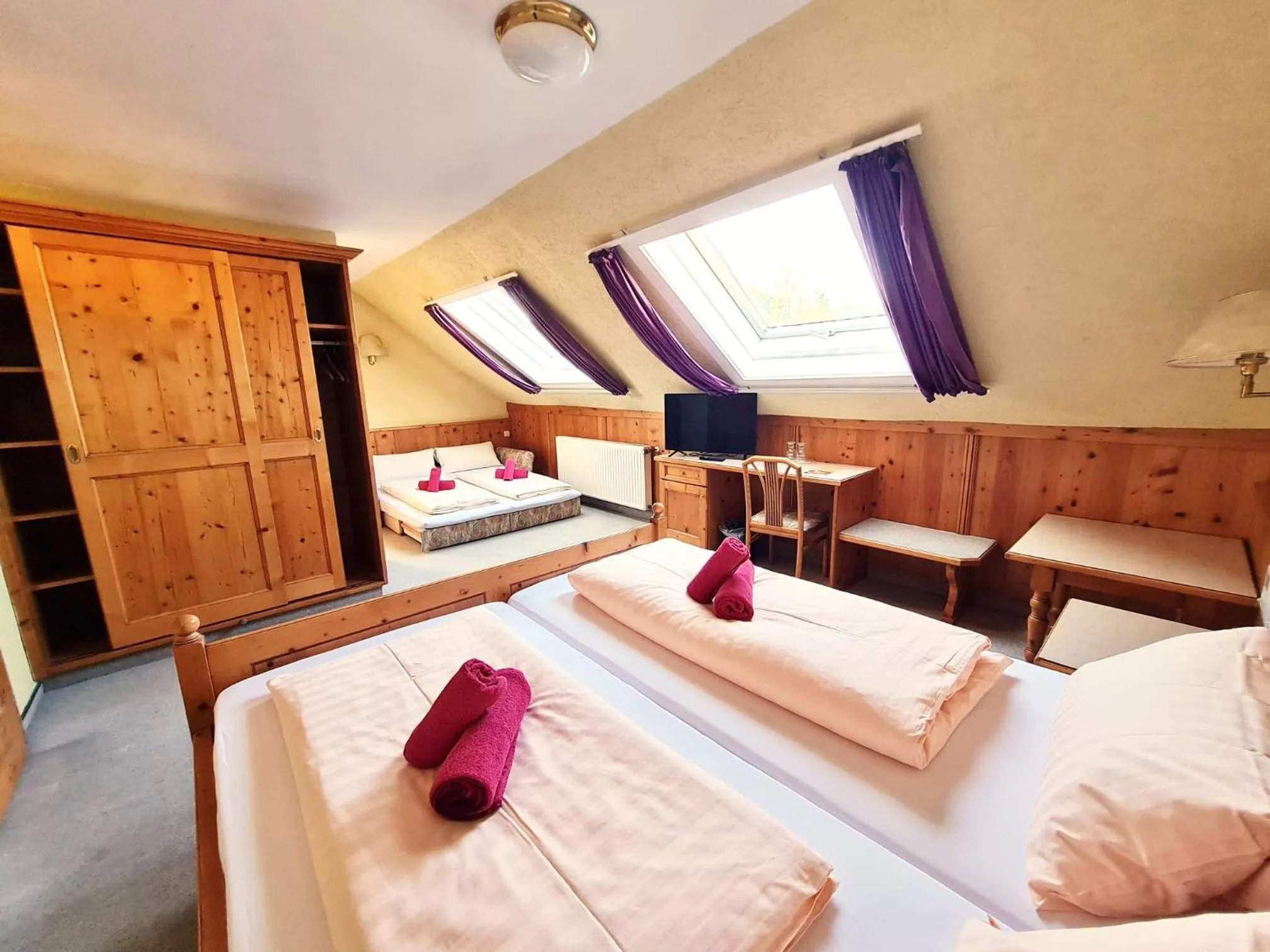 Bed in Hotel-Barbarossa-Garni bei Hanau