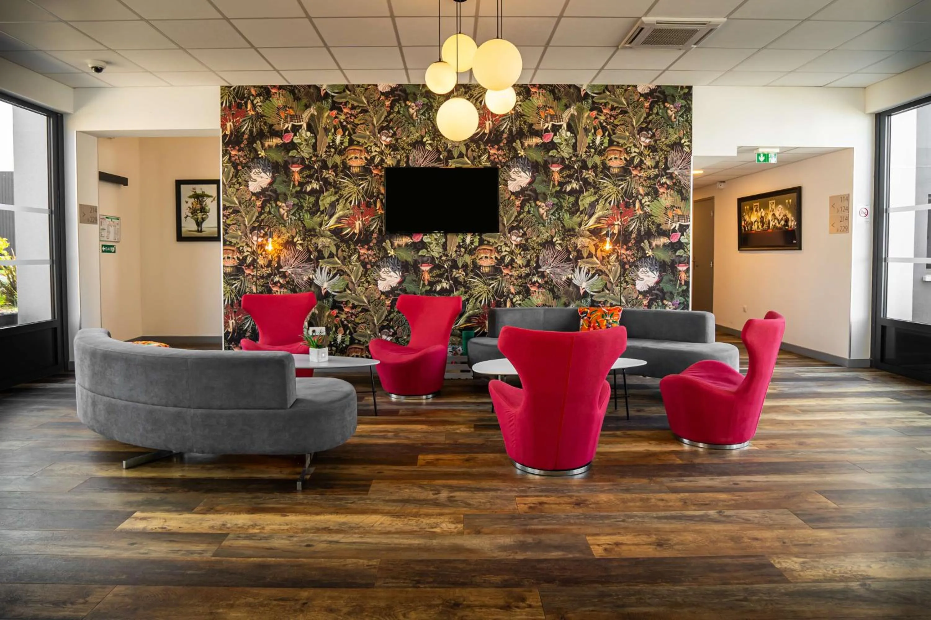 Lobby or reception in Sure Hotel by Best Western Les Portes de Montauban