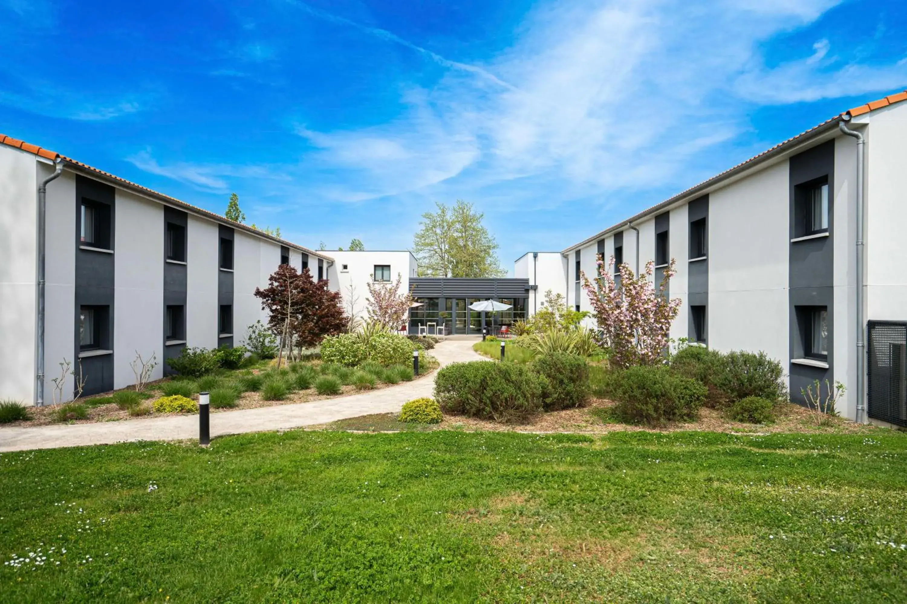 Property building in Sure Hotel by Best Western Les Portes de Montauban Property building in Sure Hotel by Best Western Les Portes de Montauban