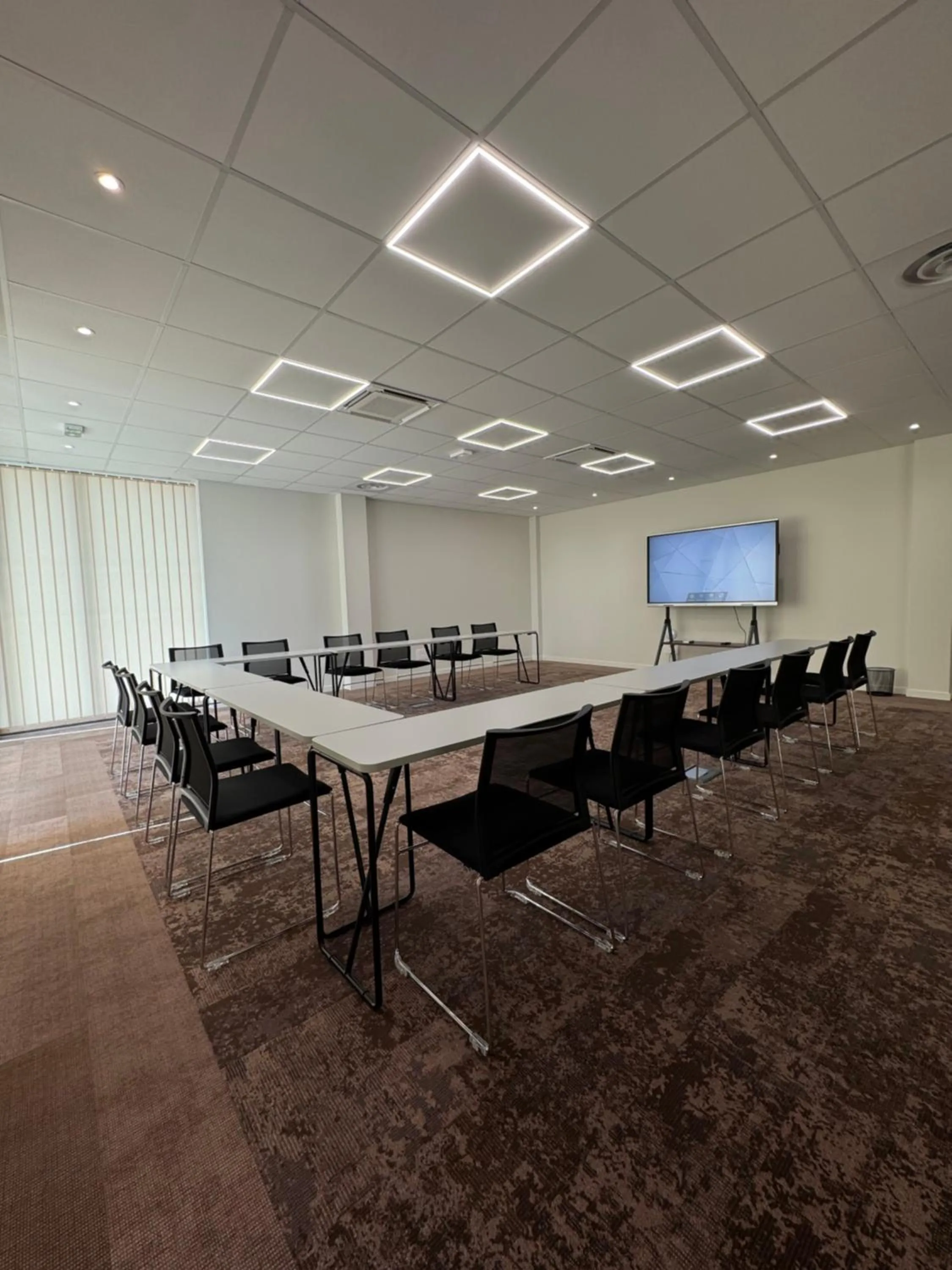 Communal lounge/ TV room in Sure Hotel by Best Western Les Portes de Montauban