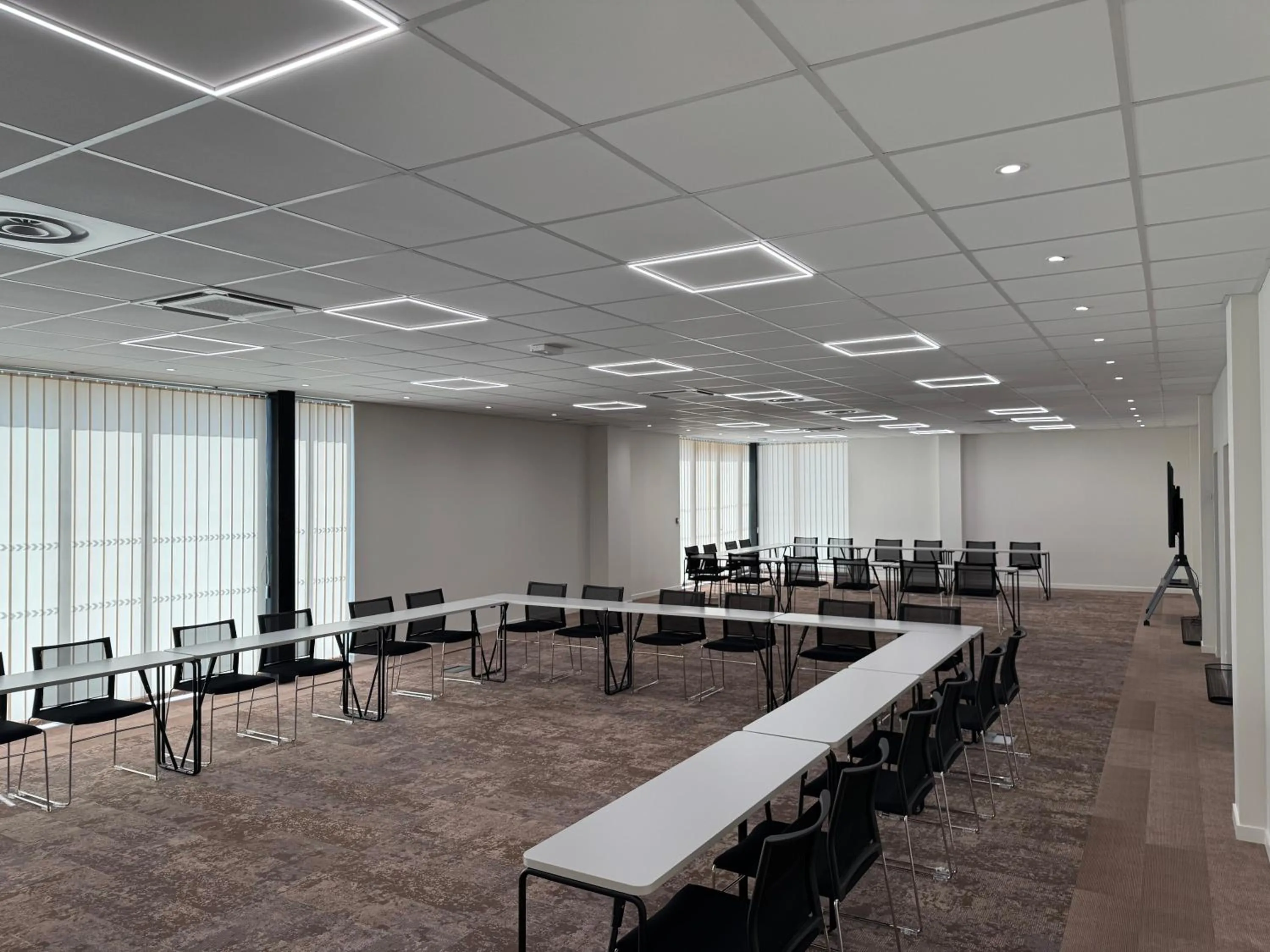 Communal lounge/ TV room in Sure Hotel by Best Western Les Portes de Montauban