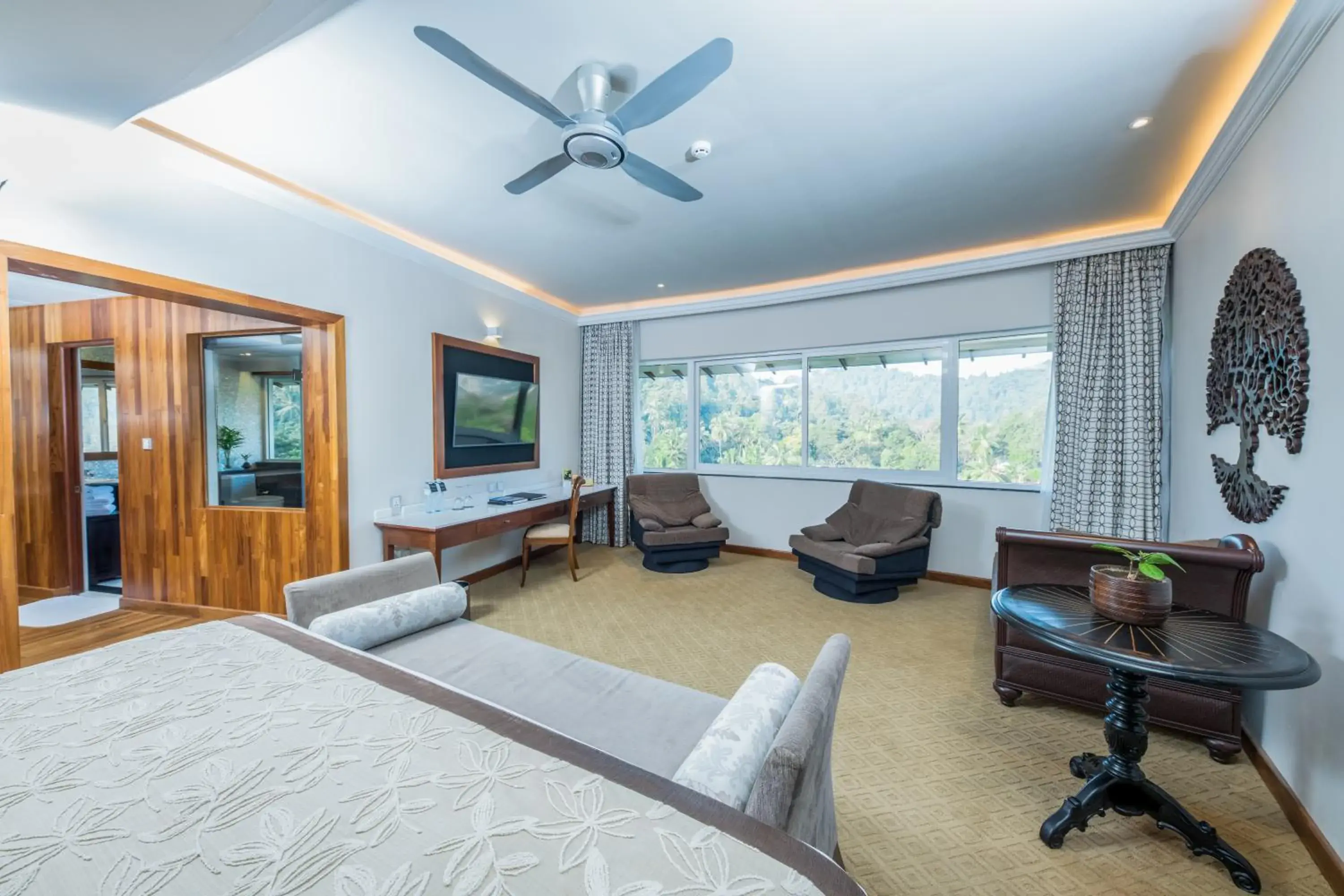 Seating area, Bed in Earl's Regent Hotel Seating area, Bed in Earl's Regent Hotel