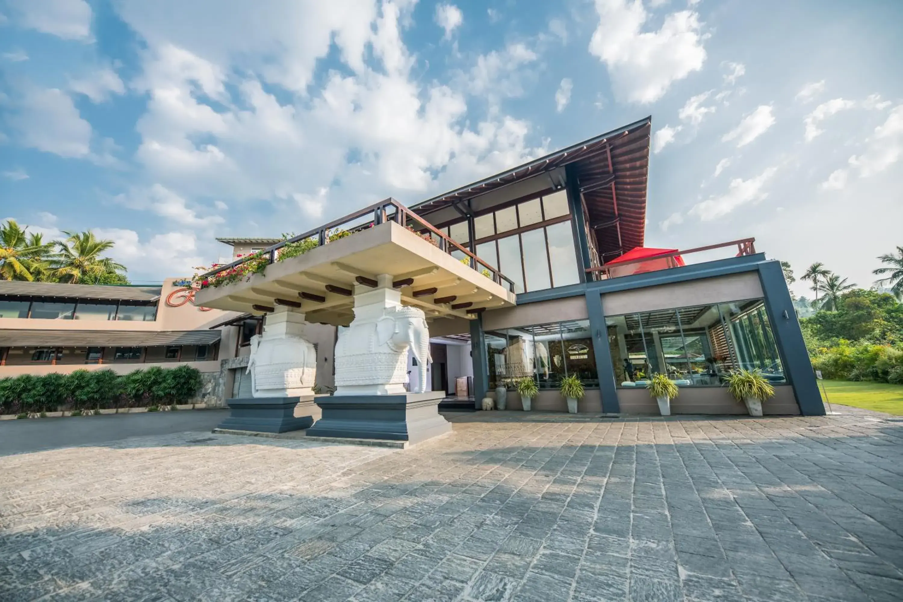 Facade/entrance in Earl's Regent Hotel Facade/entrance in Earl's Regent Hotel