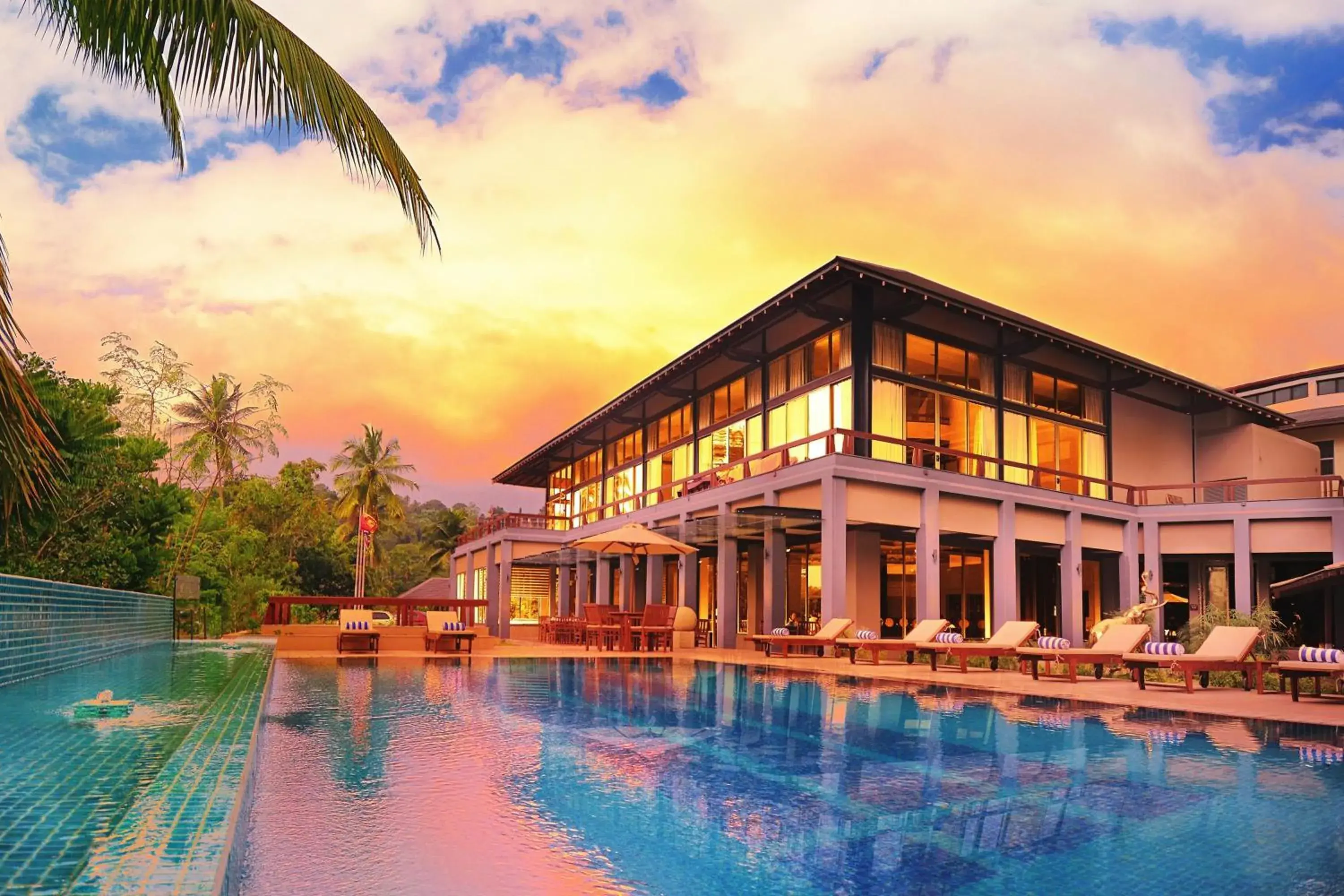 Facade/entrance in Earl's Regent Hotel Facade/entrance in Earl's Regent Hotel