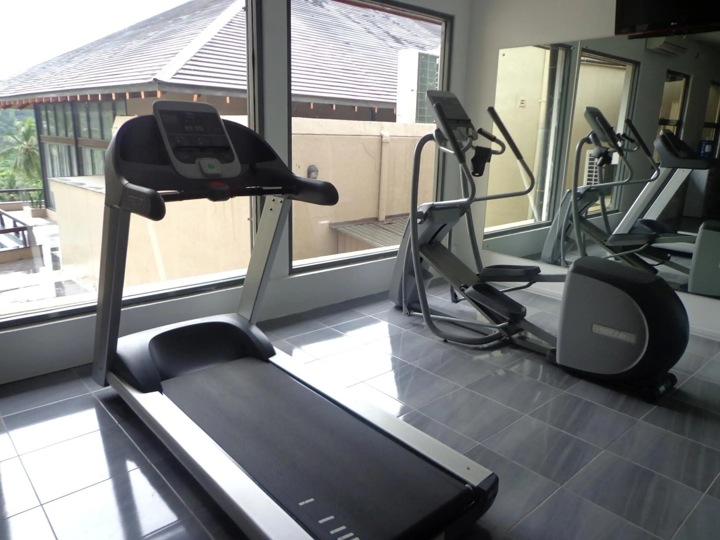 Fitness centre/facilities in Earl's Regent Hotel Fitness centre/facilities in Earl's Regent Hotel