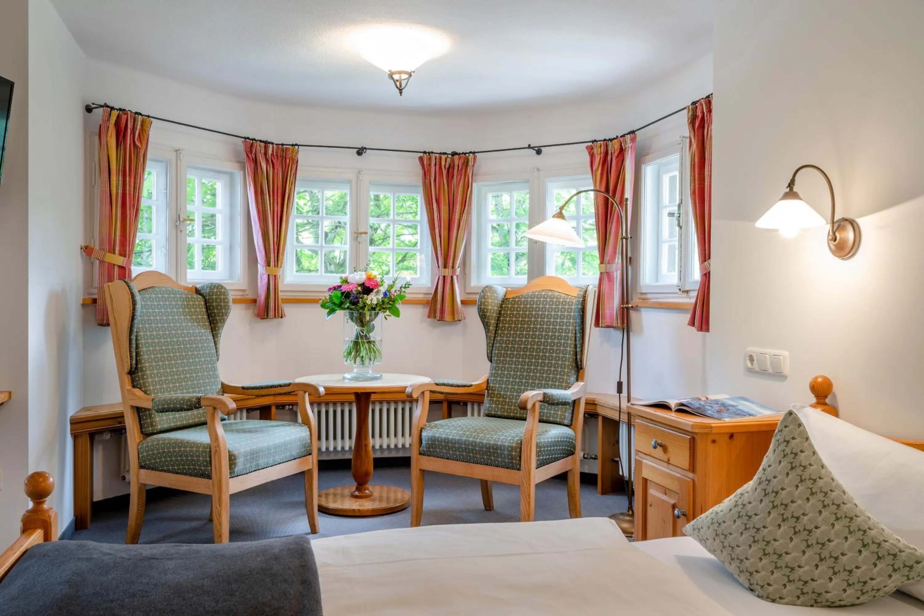 Seating area, Bed in Berghotel Sudelfeld