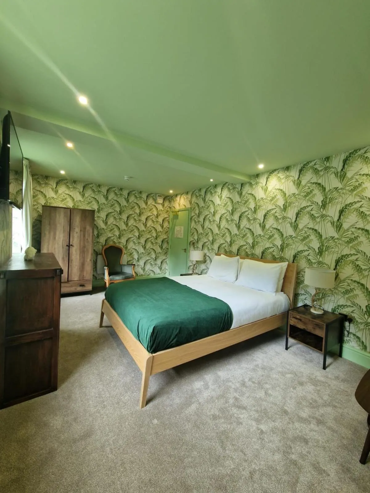 Shower, Bed in RainHill Hall Hotel