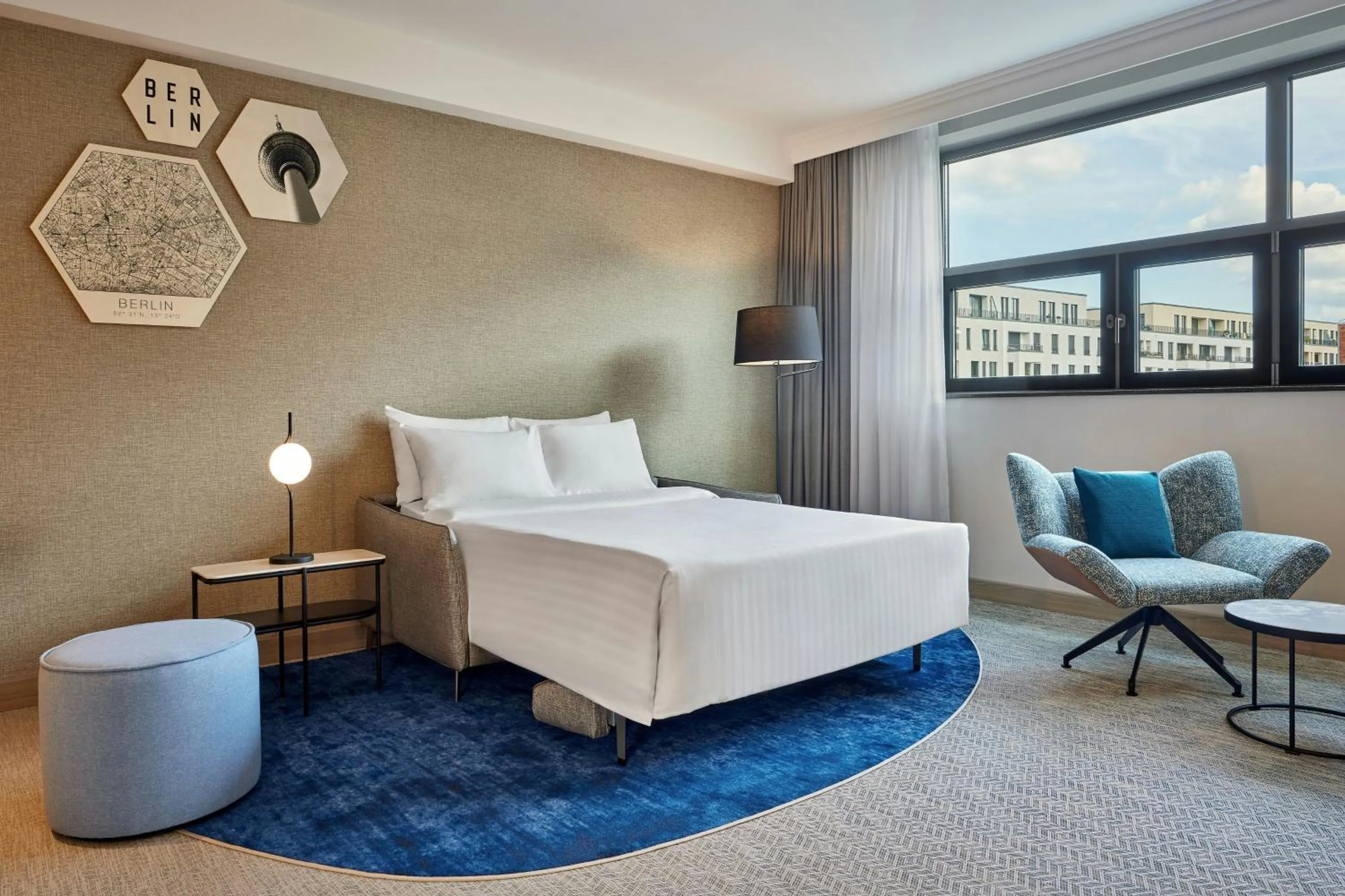 Photo of the whole room, Bed in Courtyard by Marriott Berlin City Center