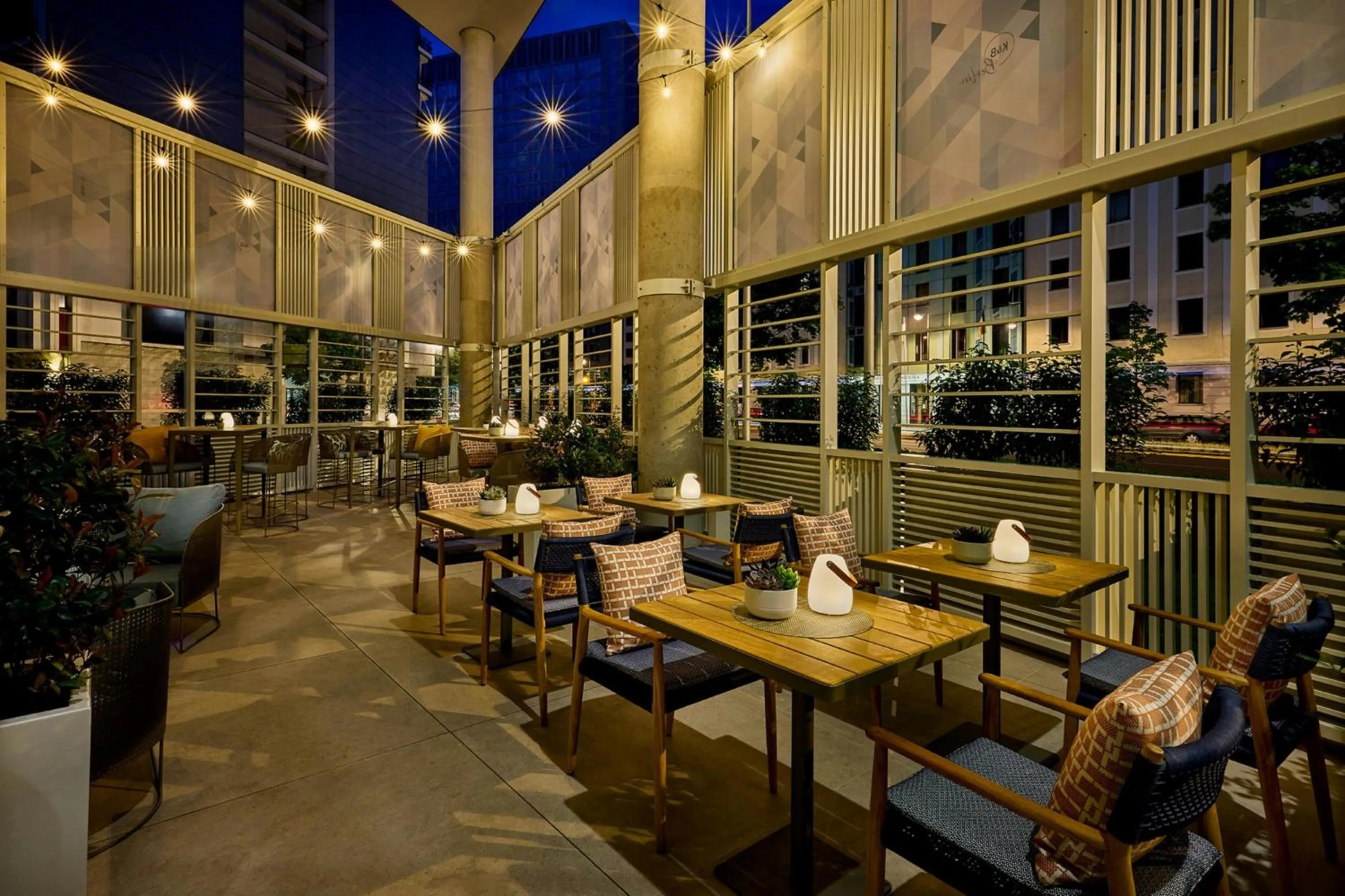 Lounge or bar in Courtyard by Marriott Berlin City Center