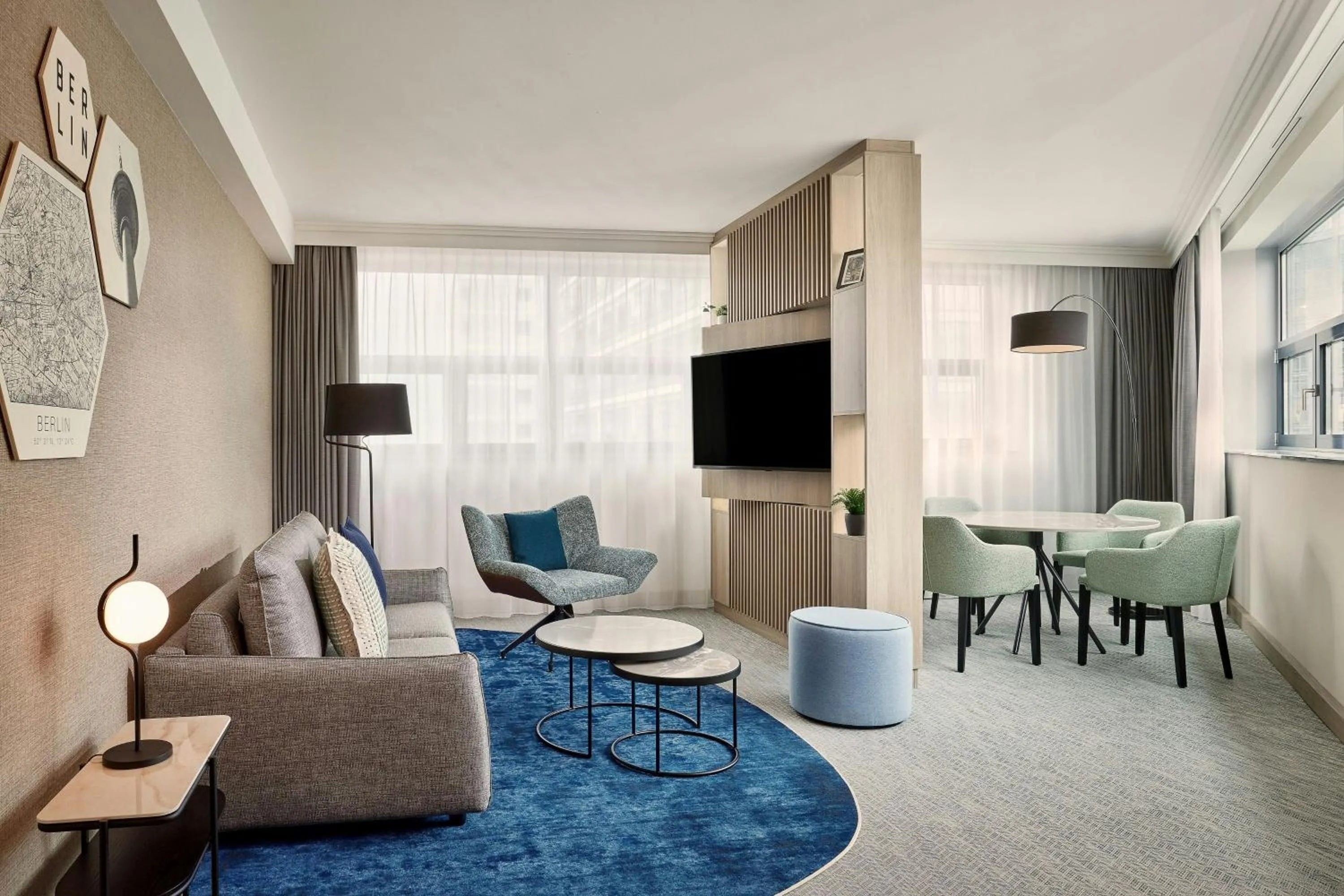 Living room in Courtyard by Marriott Berlin City Center