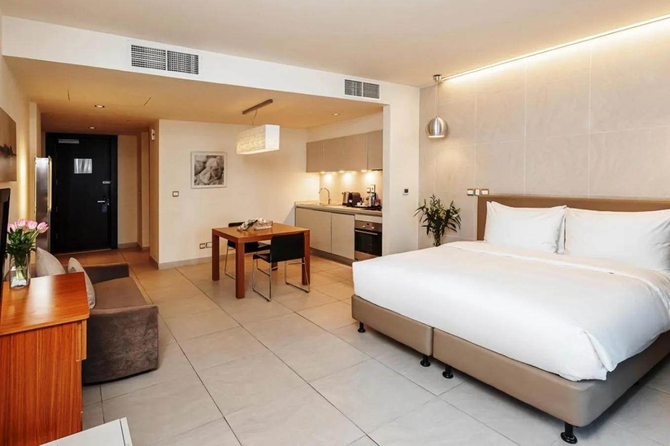 Photo of the whole room, Bed in Radisson Blu Residence, Dubai Marina