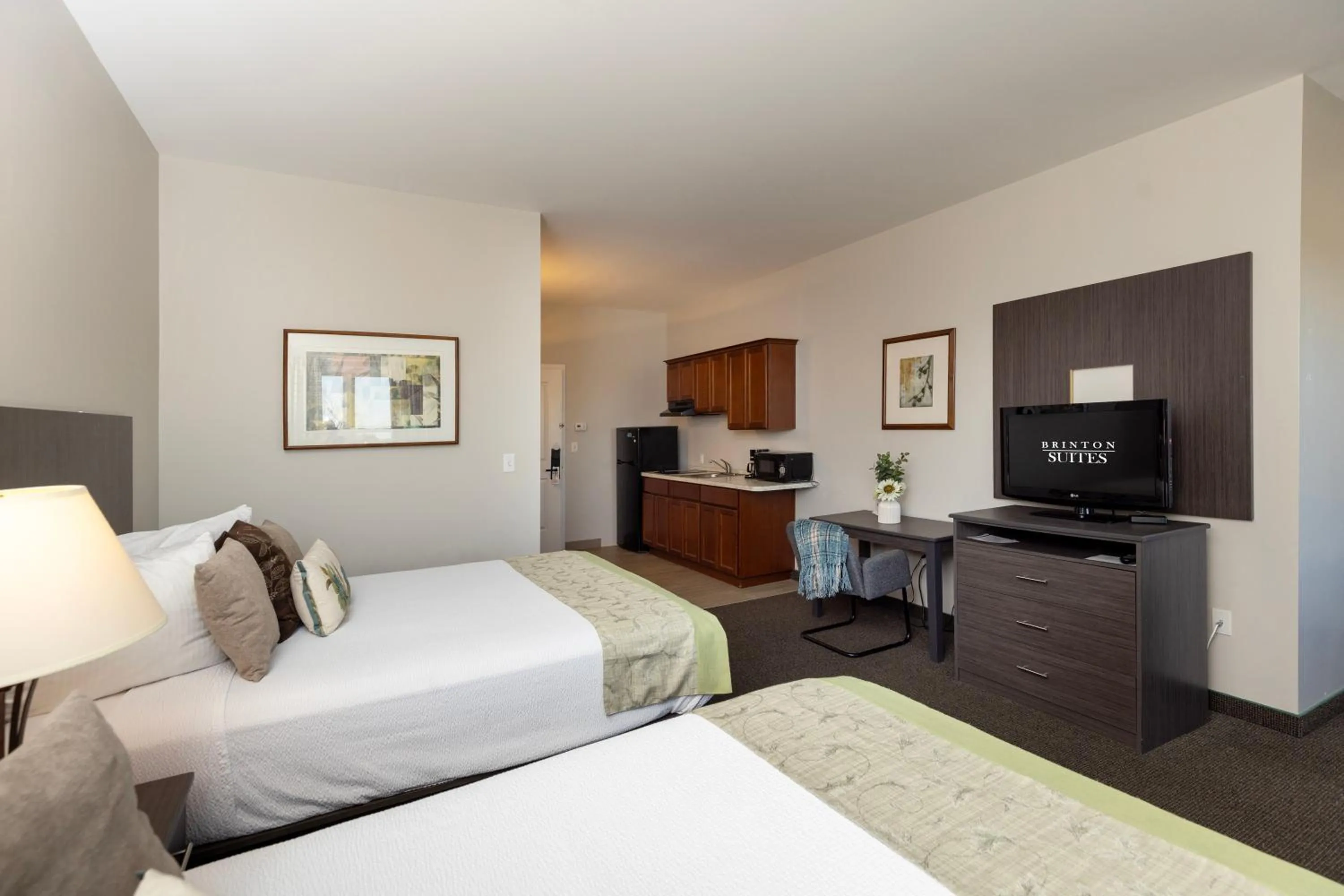 Photo of the whole room, Bed in Brinton Suites