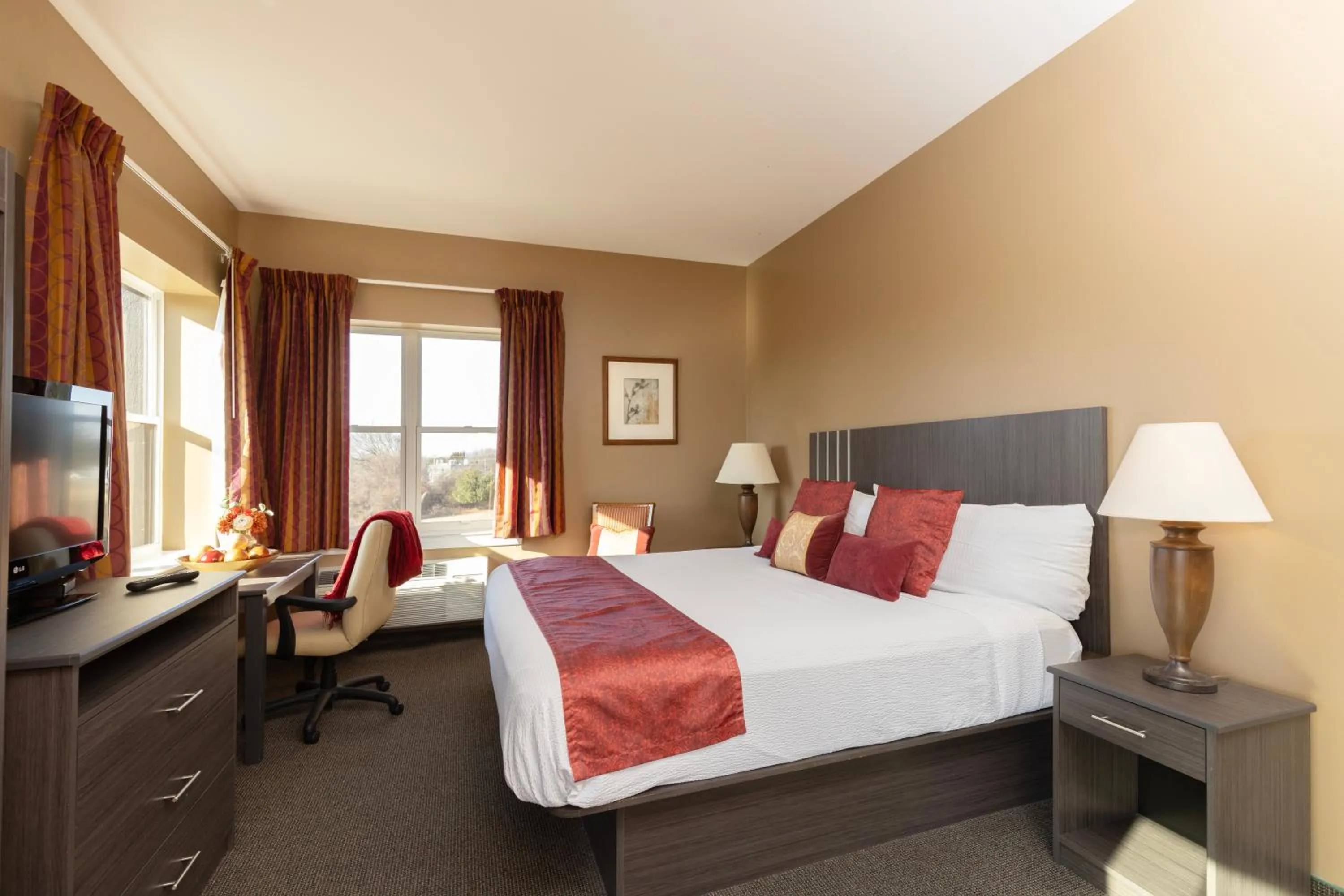 Photo of the whole room, Bed in Brinton Suites