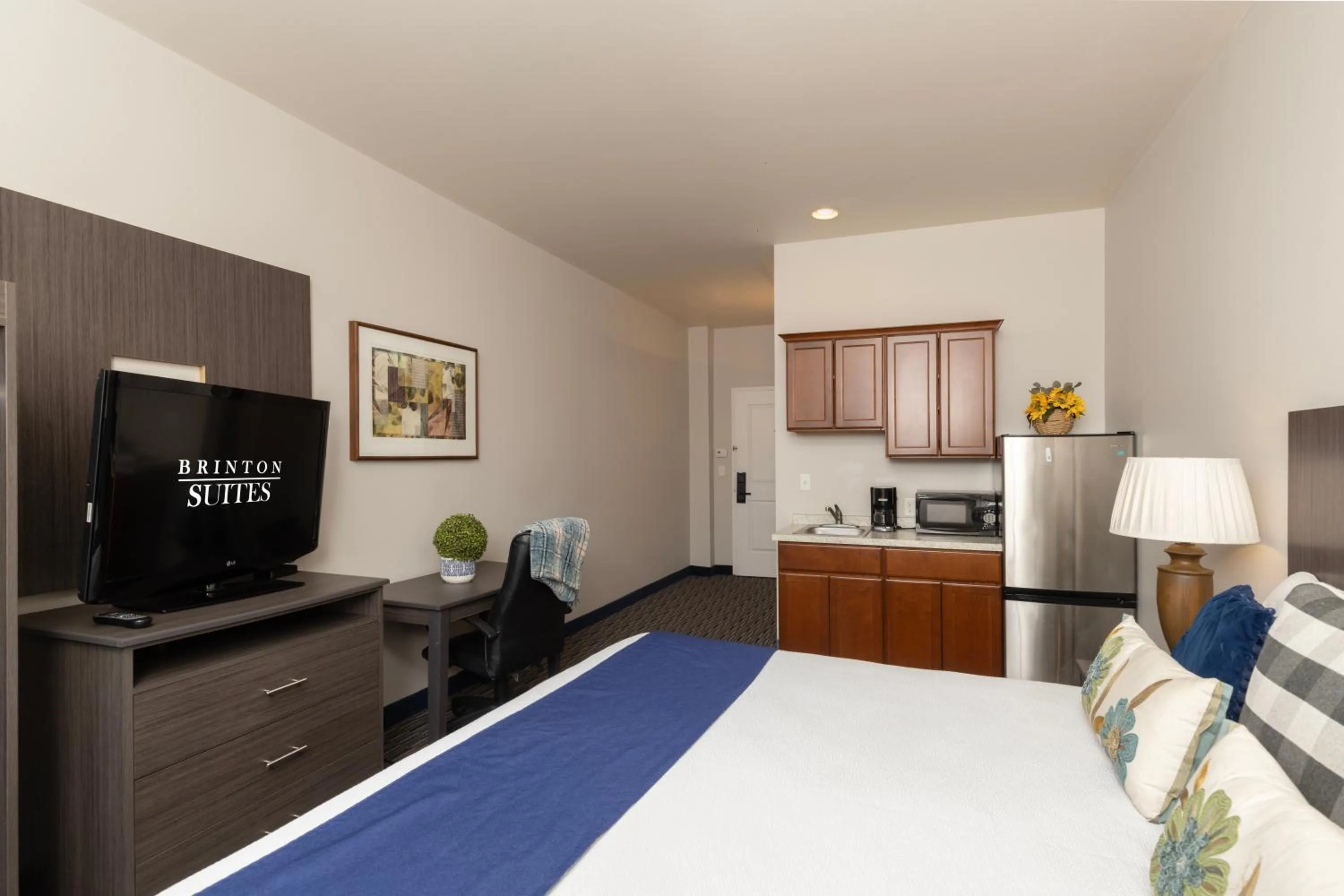 Photo of the whole room, Bed in Brinton Suites