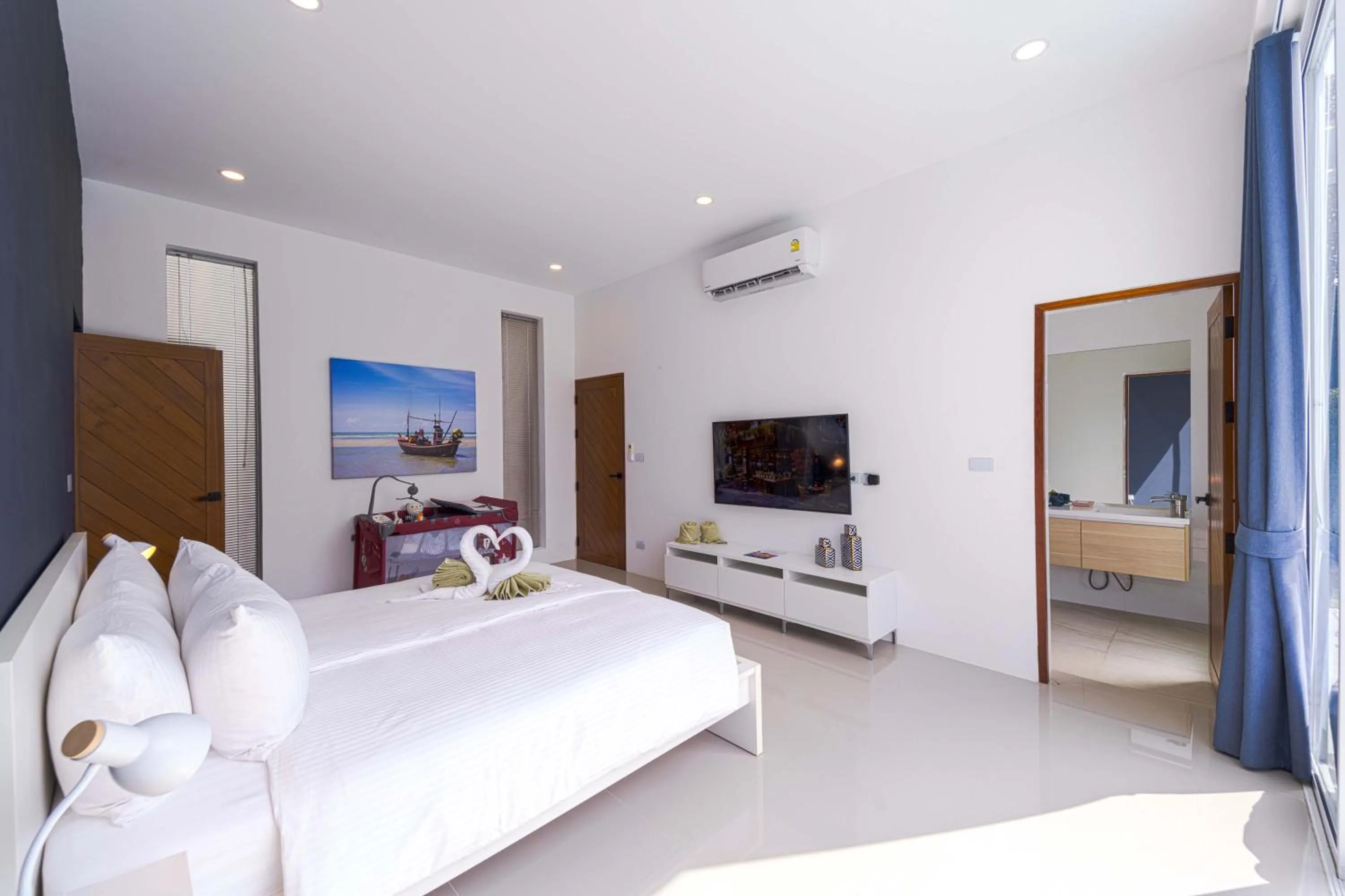 Bedroom, Bed in Harmony Villa 5 Bedroom Modern Pool Villa - KH-A7