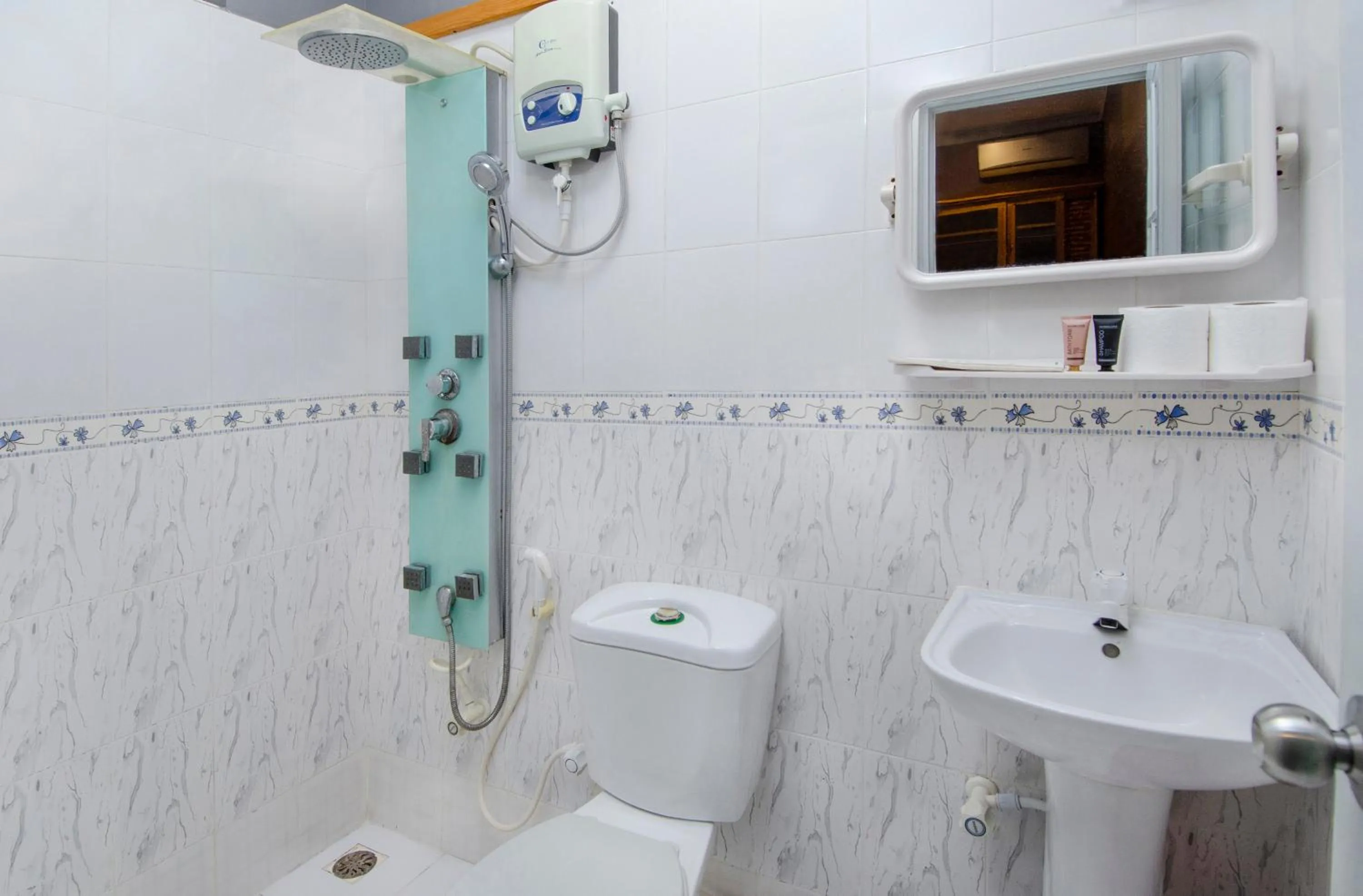 Bathroom in Paradise Retreat, Maafushi