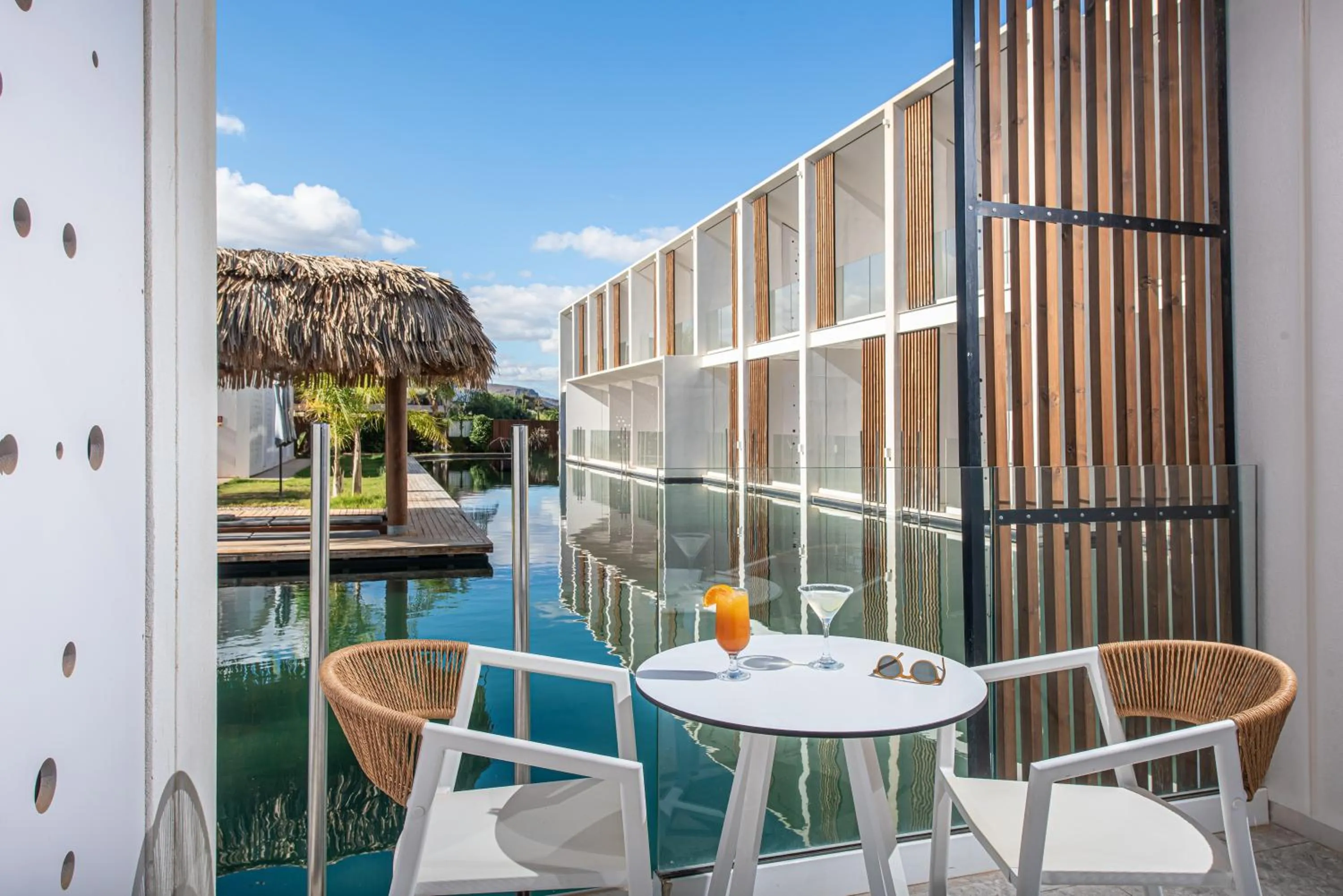 Pool view in Sensus Experience by Lavris