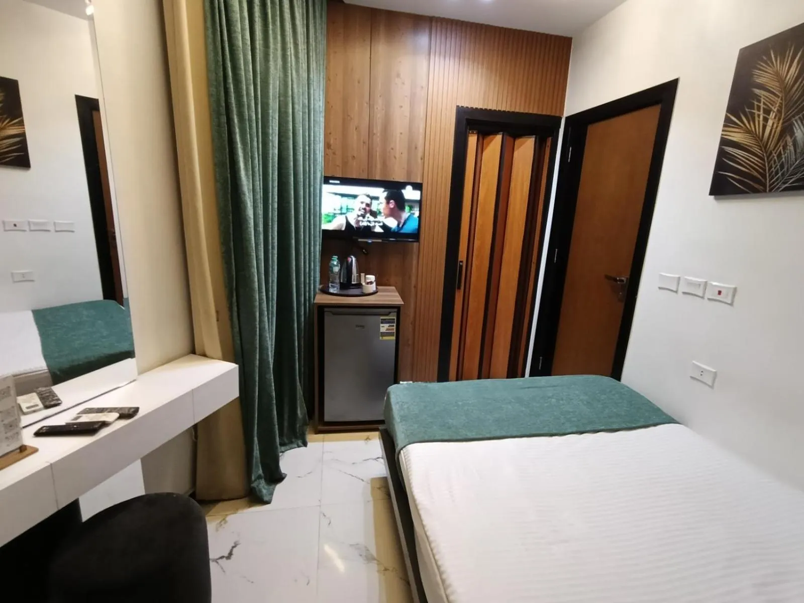 Photo of the whole room, Bed in Museum Plaza