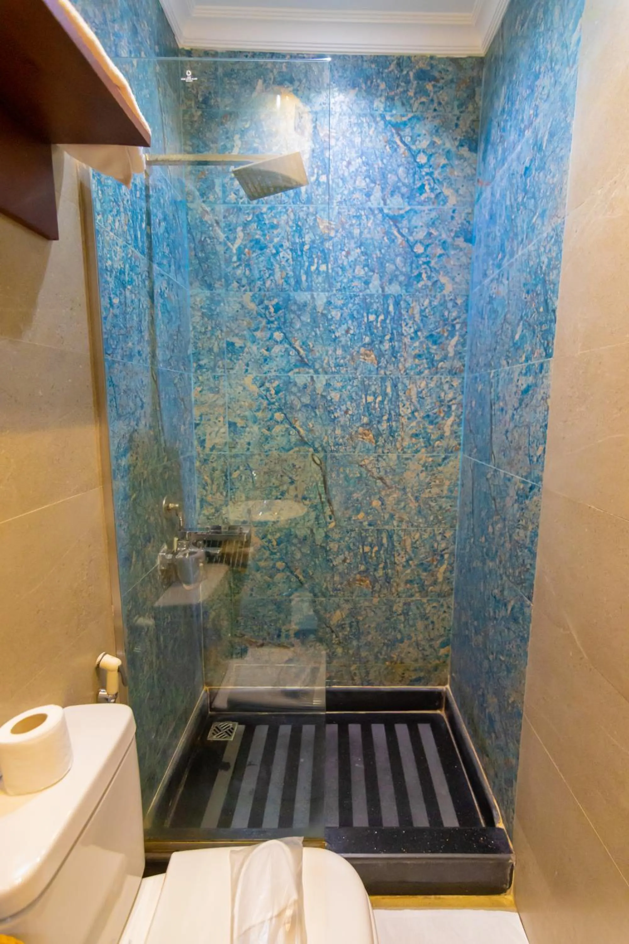 Shower in Museum Plaza