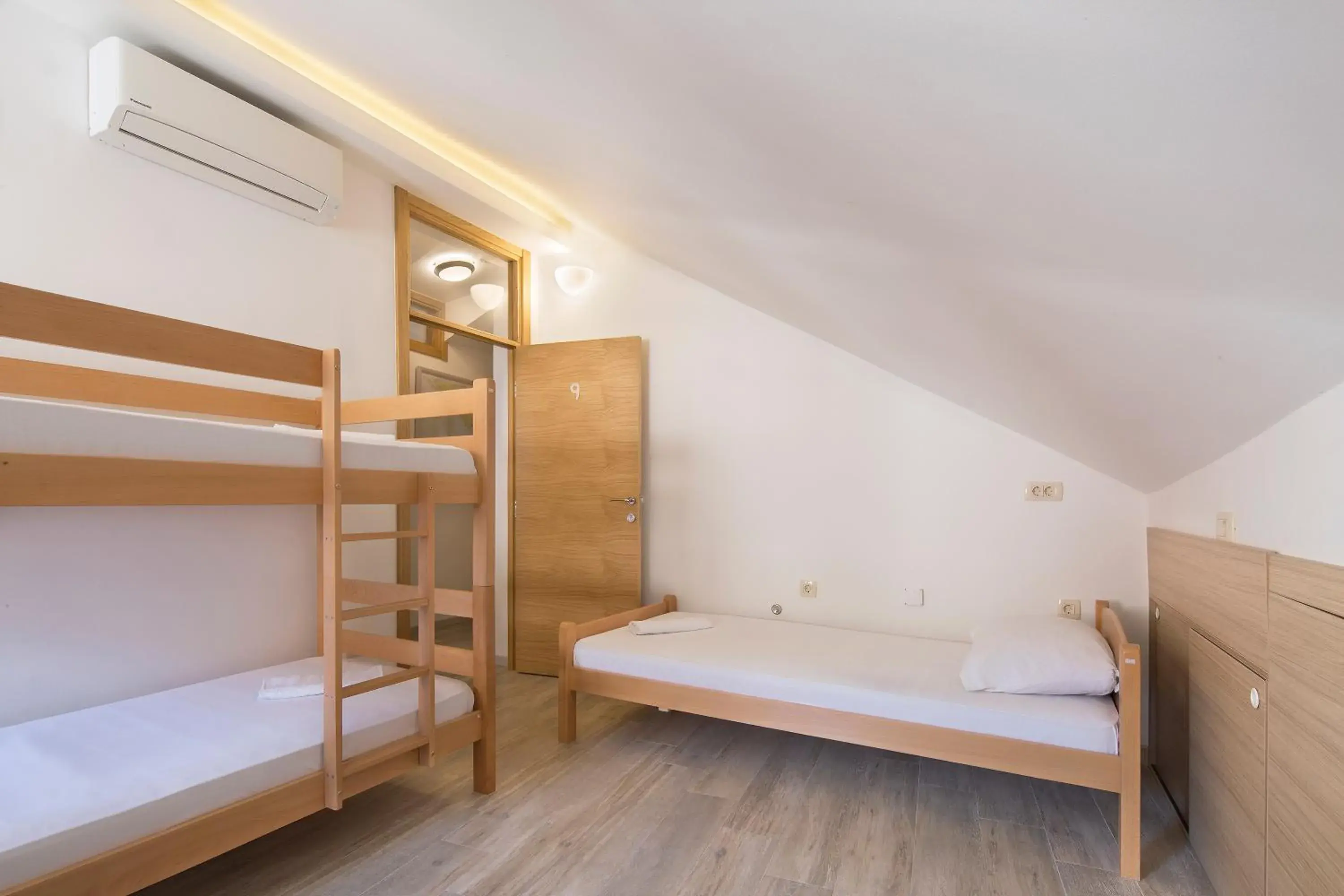 Bed in 4-Bed Mixed Dormitory Room in CENTRUM HOSTEL Bed in 4-Bed Mixed Dormitory Room in CENTRUM HOSTEL