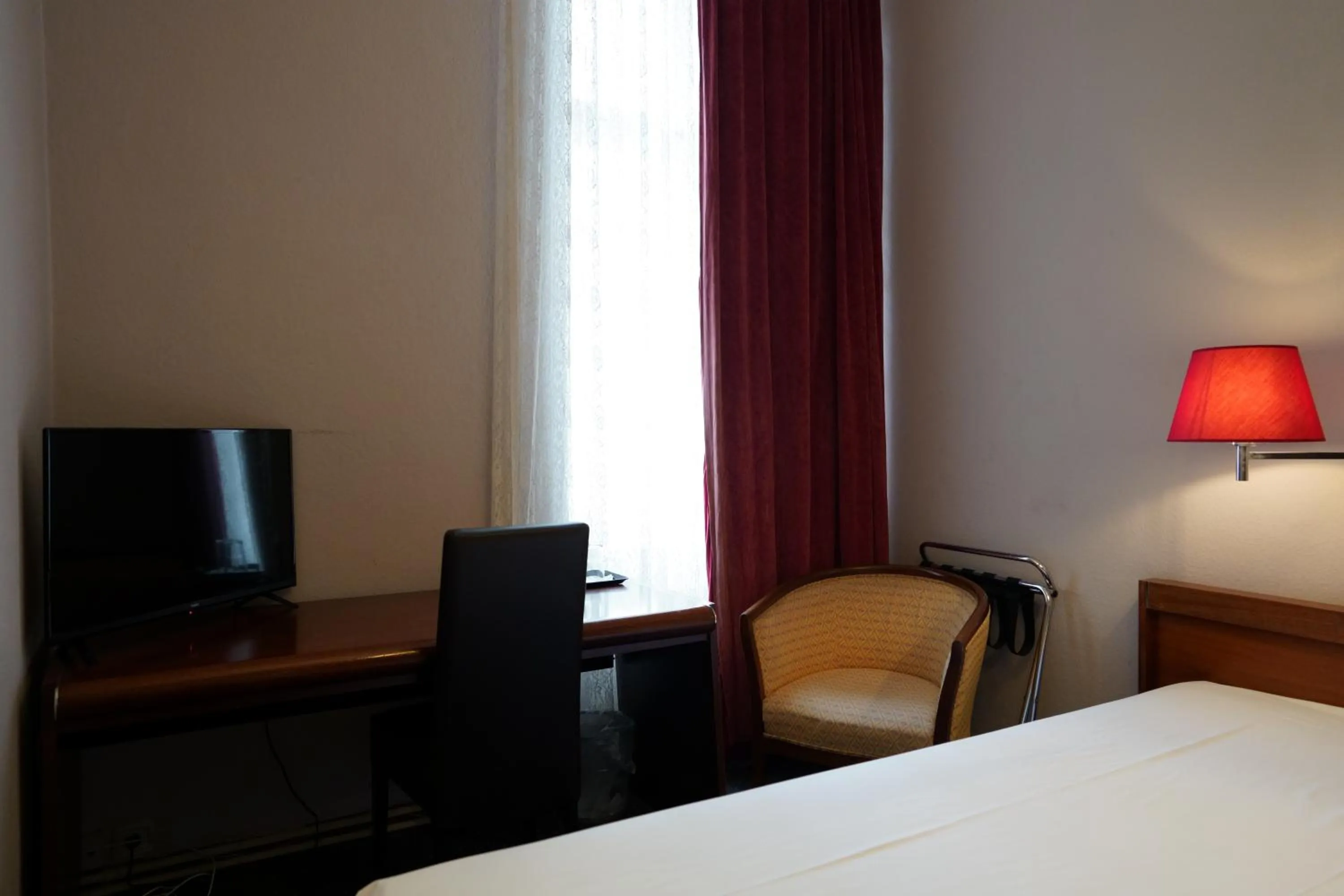 Photo of the whole room, Bed in Hotel Xantener Eck