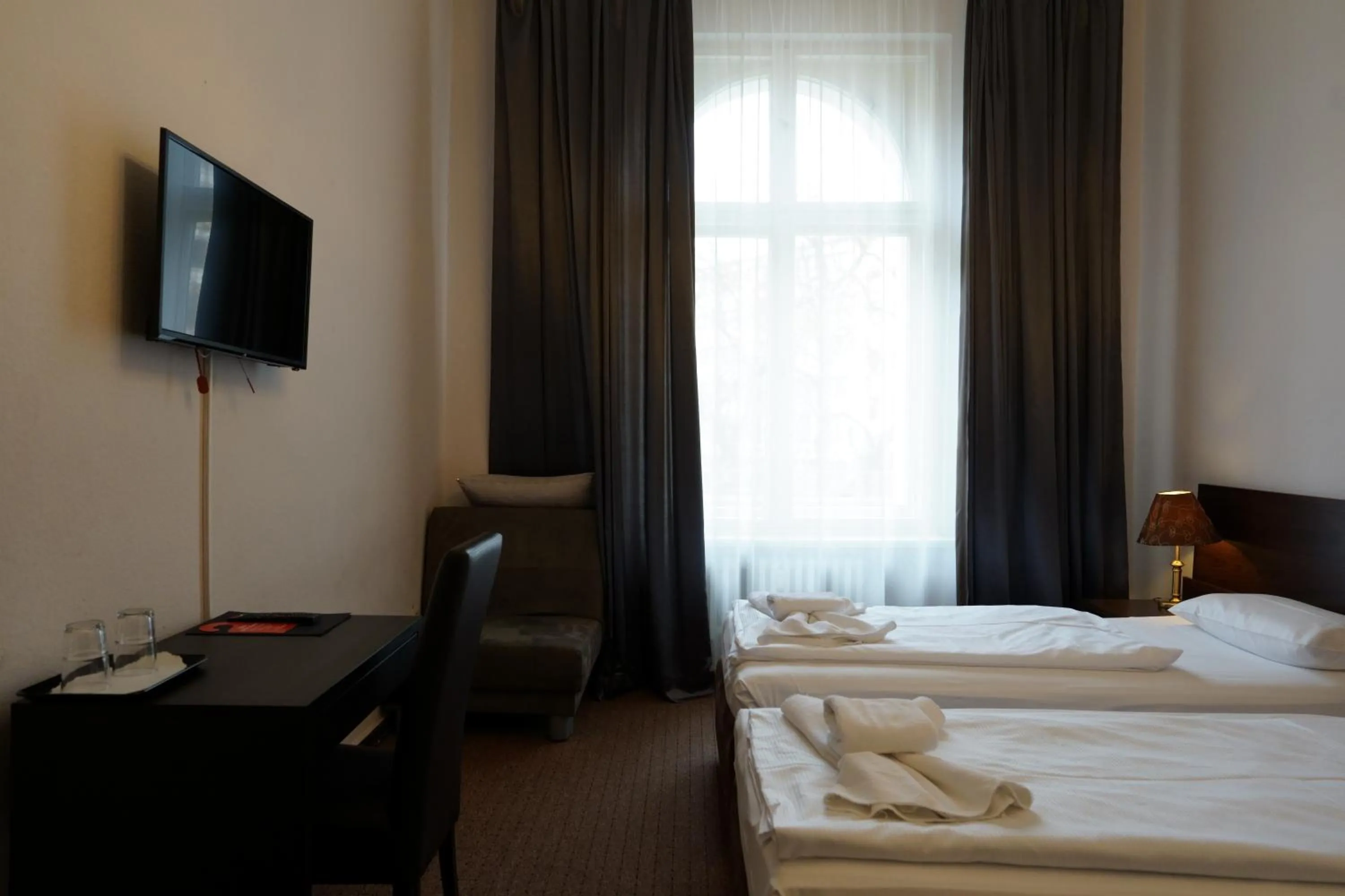 Photo of the whole room, Bed in Hotel Xantener Eck