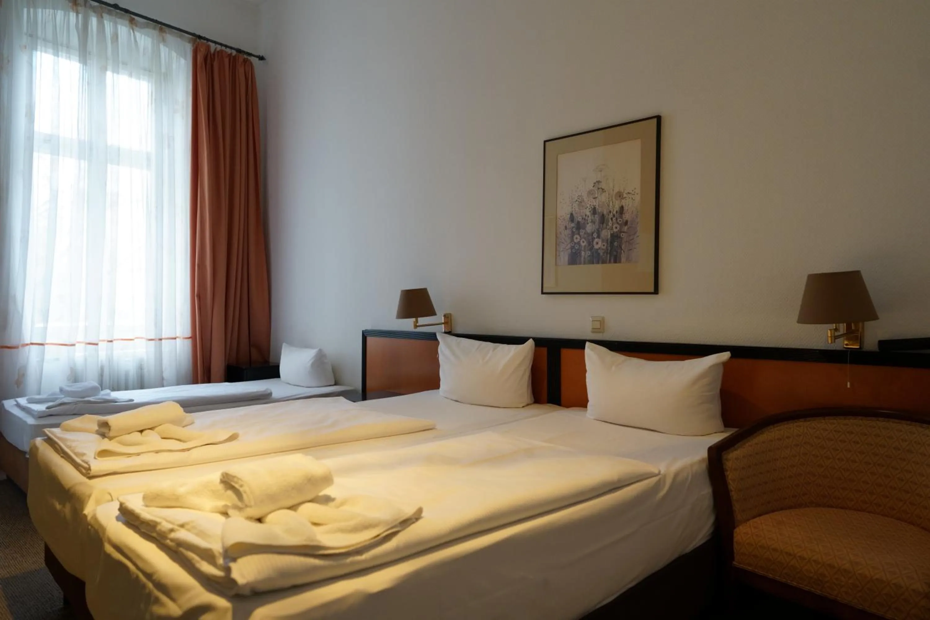 Photo of the whole room, Bed in Hotel Xantener Eck