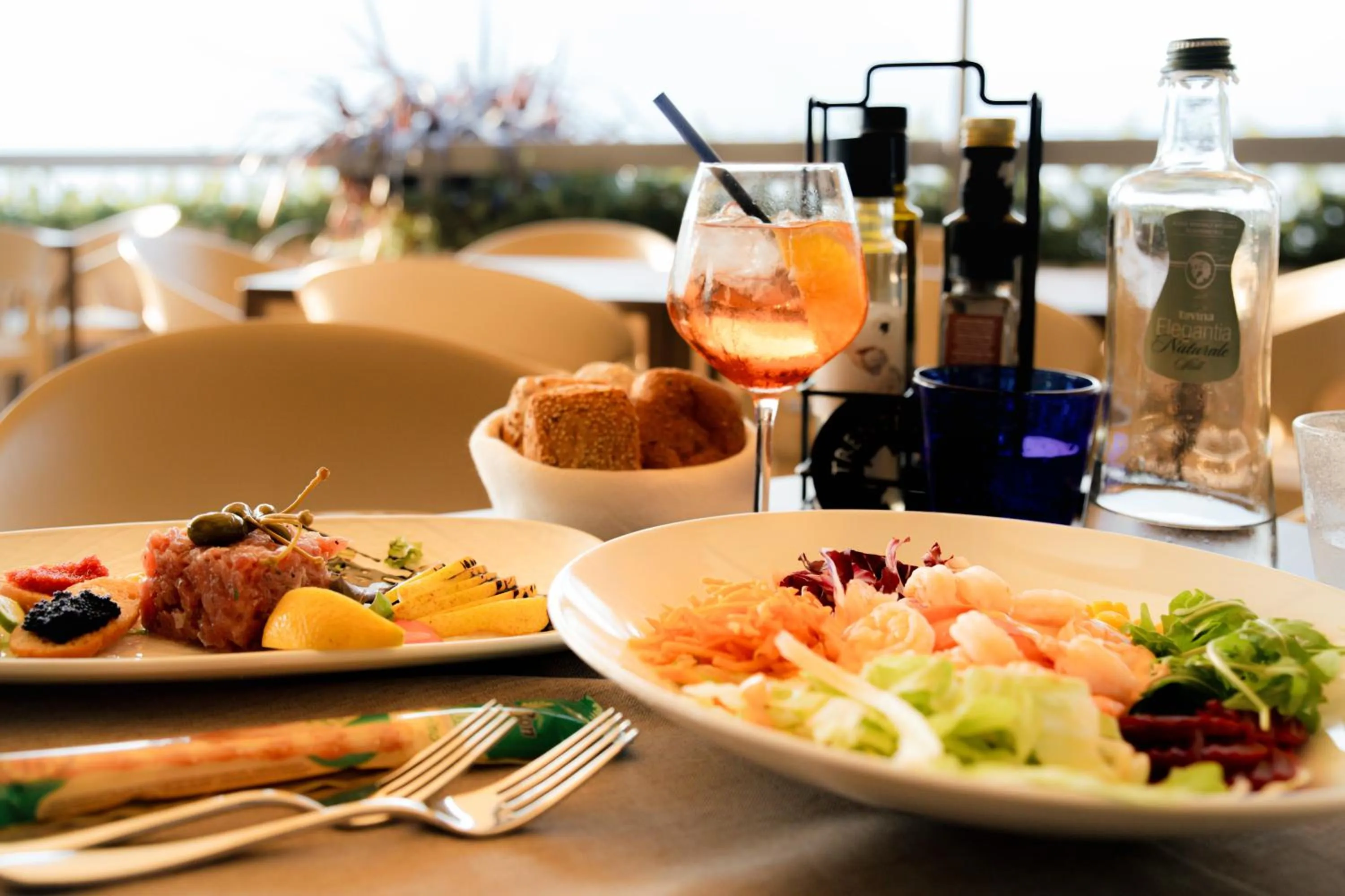 Restaurant/places to eat in Wind Hotel