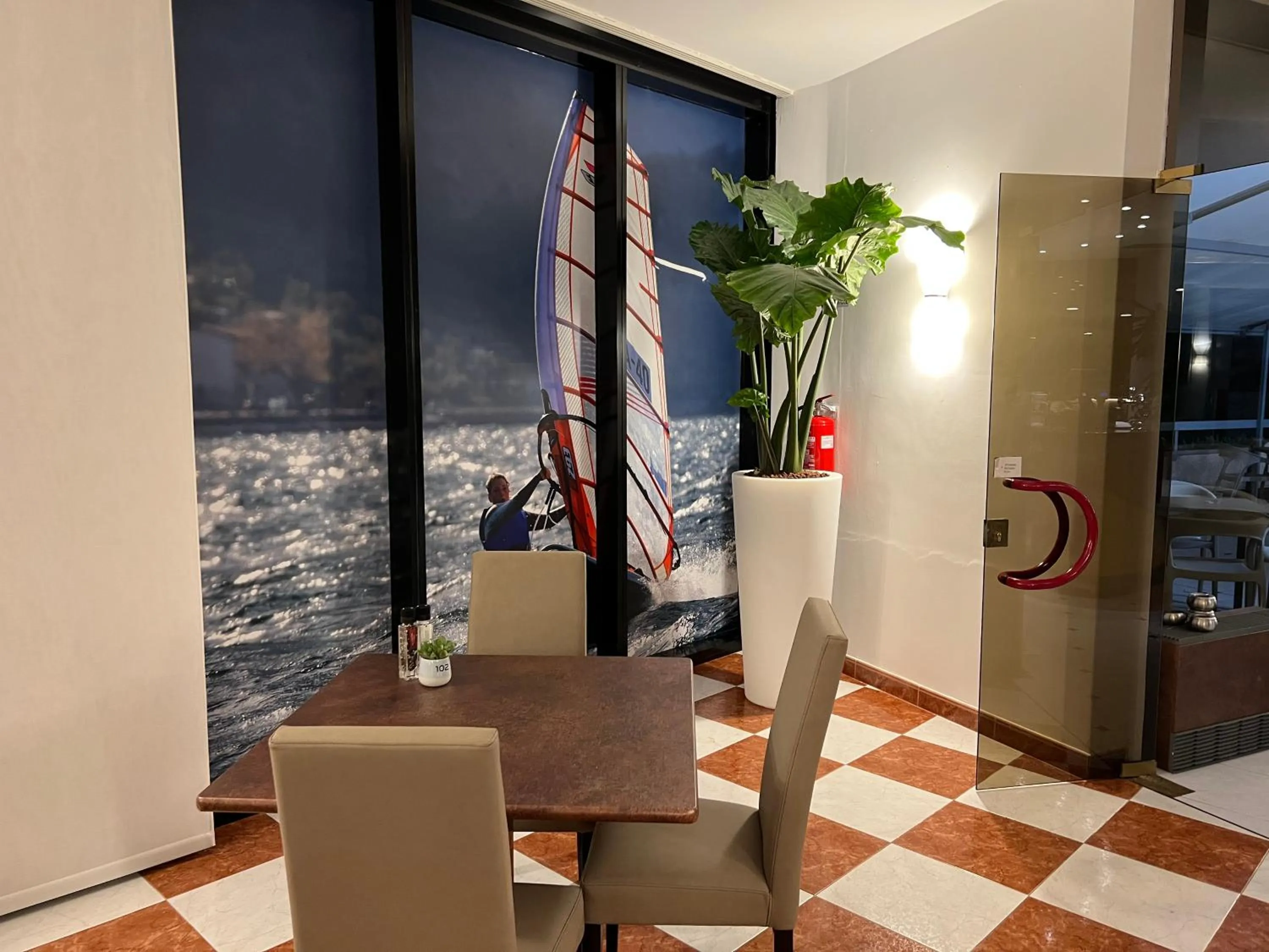 Restaurant/places to eat in Wind Hotel