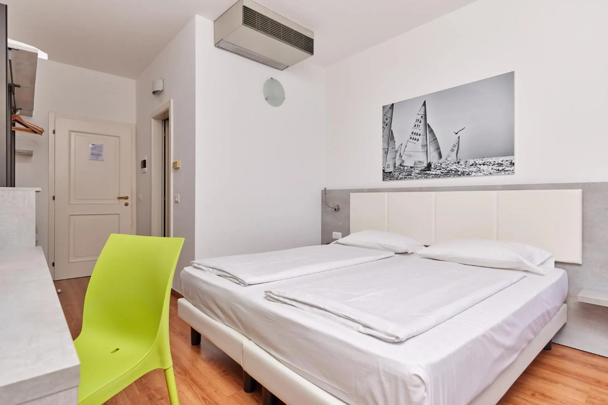 Bedroom, Bed in Wind Hotel