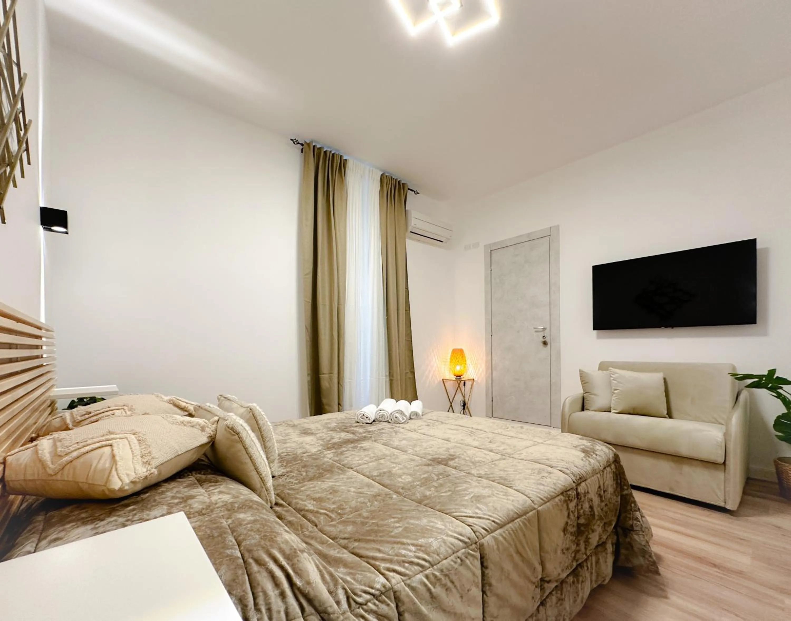 Bed in Colosseum Luxury Guest House