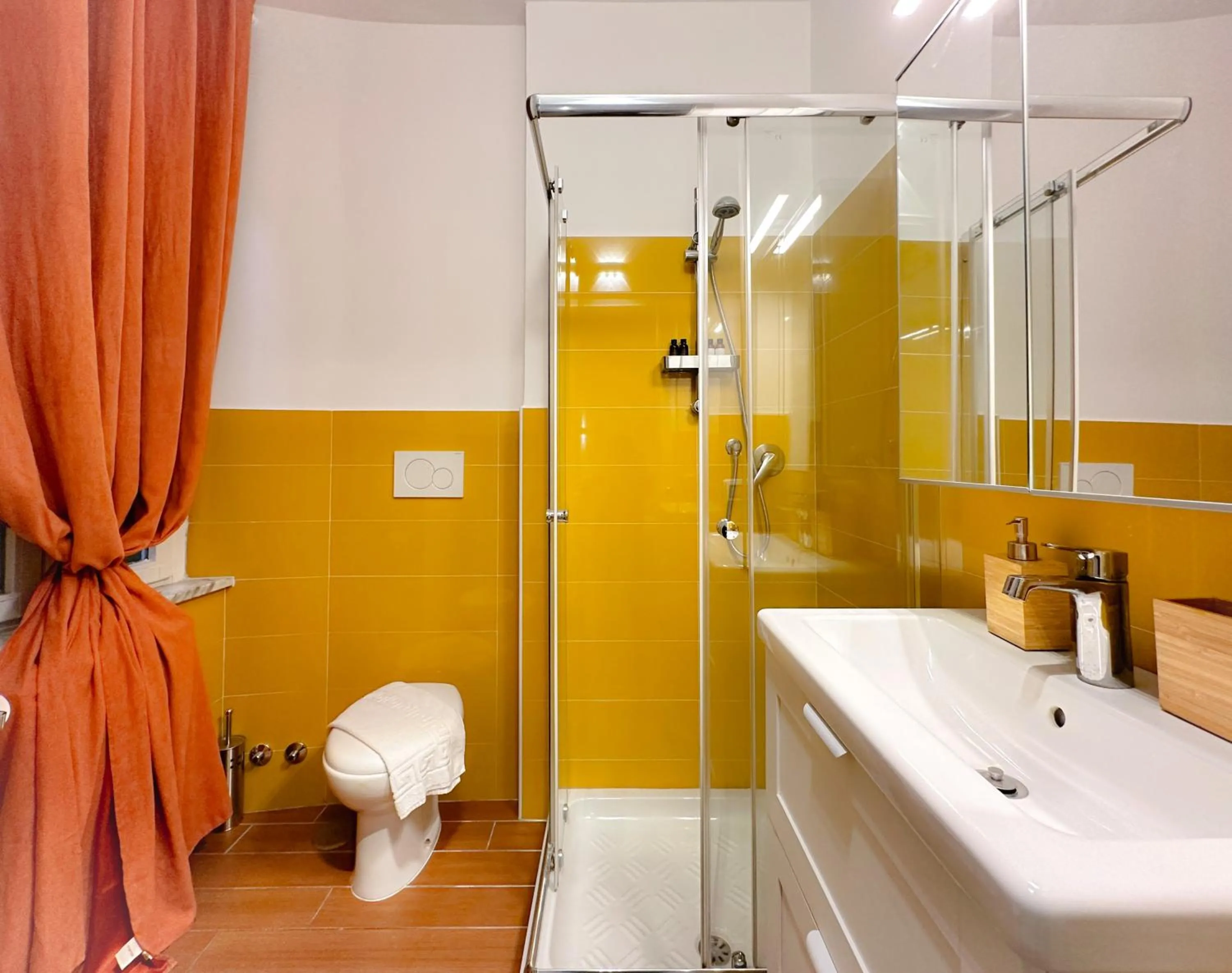 Shower in Colosseum Luxury Guest House