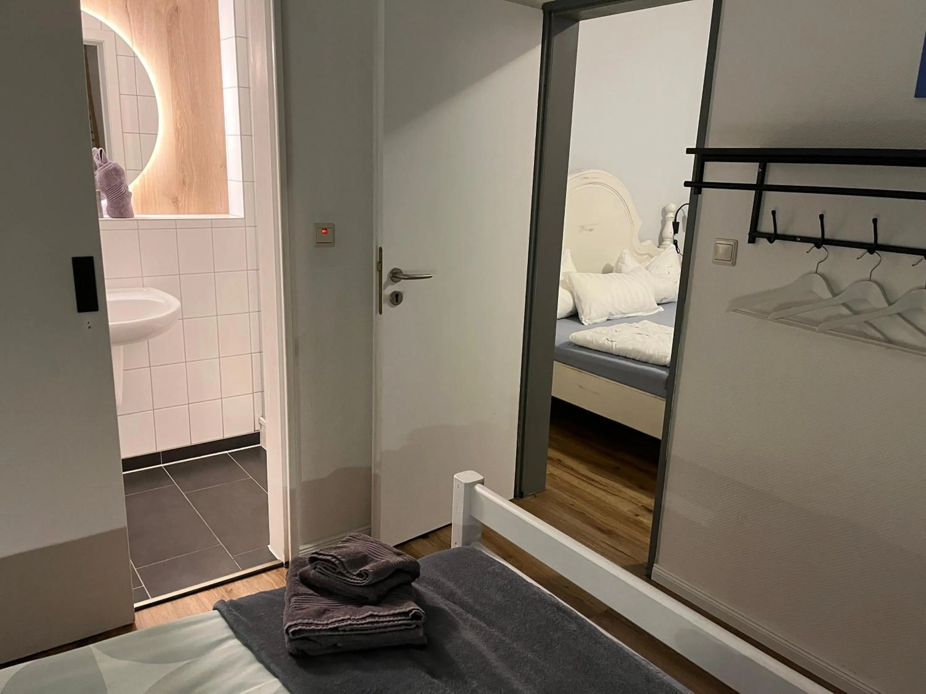 Bathroom, Bed in Aparthotel Domizil