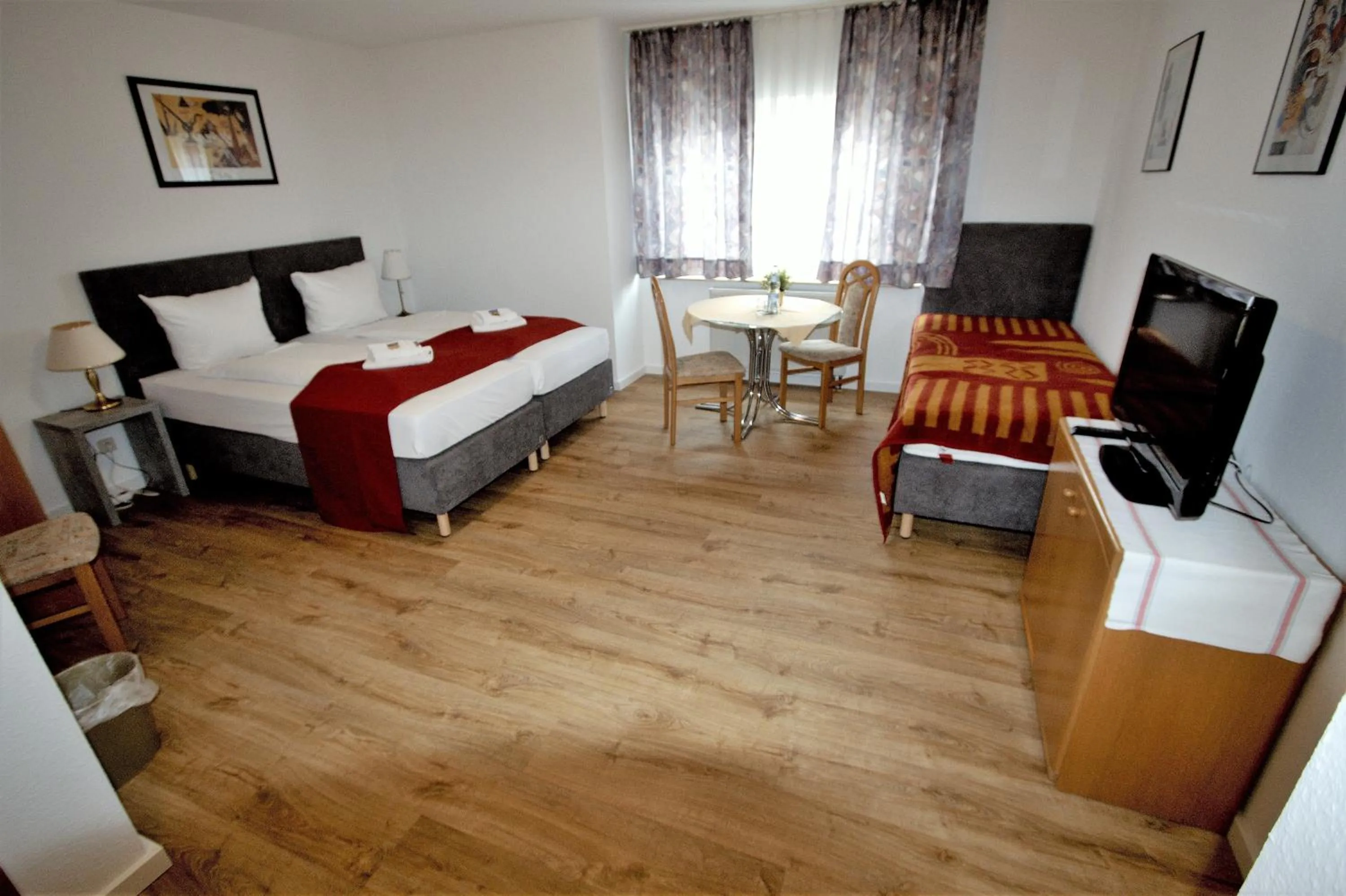 Photo of the whole room, Bed in Hotel Leo Mühlhausen