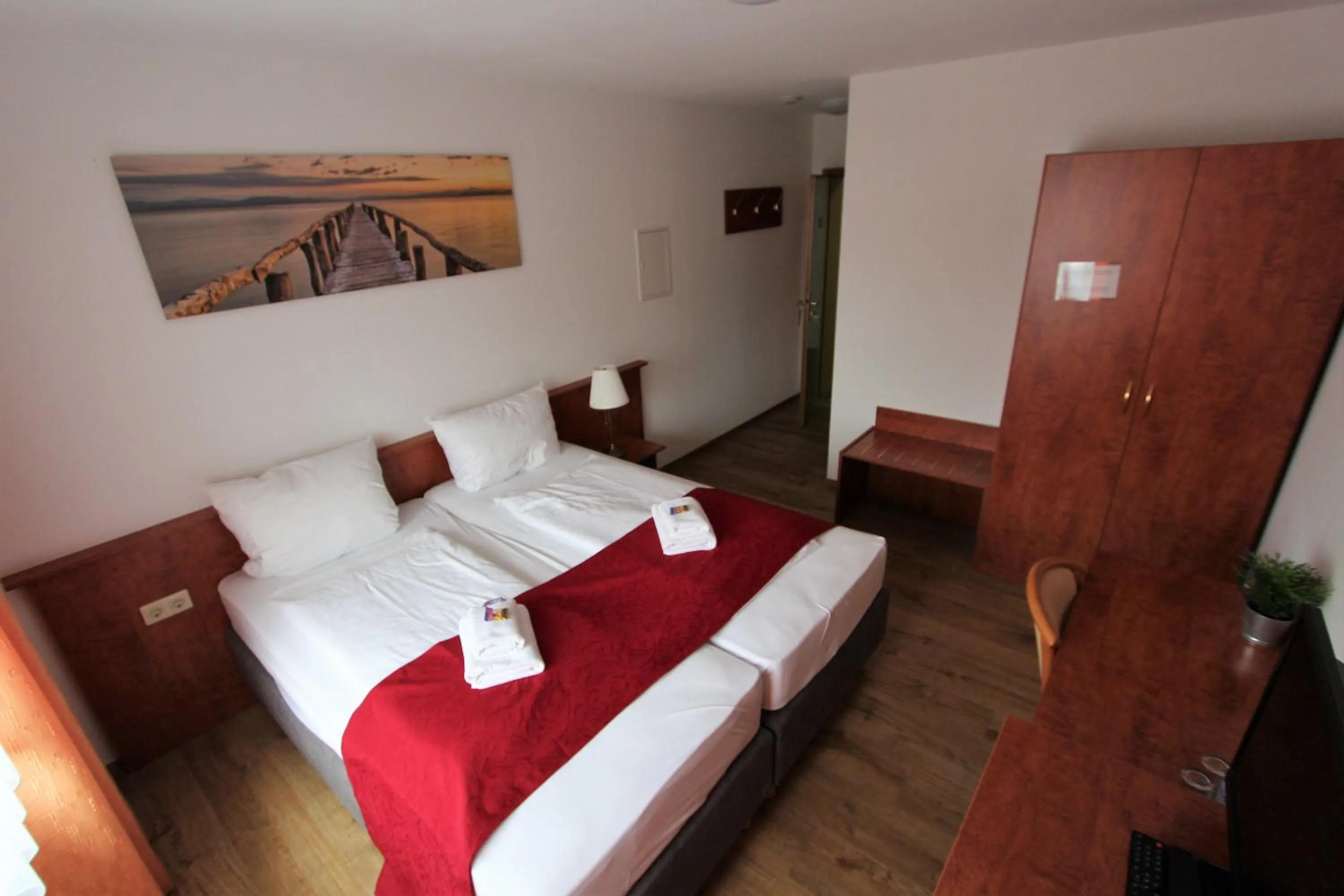 Photo of the whole room, Bed in Hotel Leo Mühlhausen