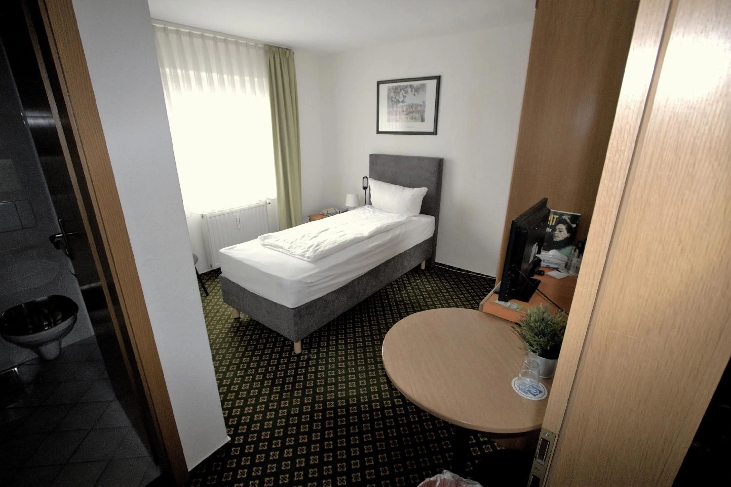 Photo of the whole room, Bed in Hotel Leo Mühlhausen