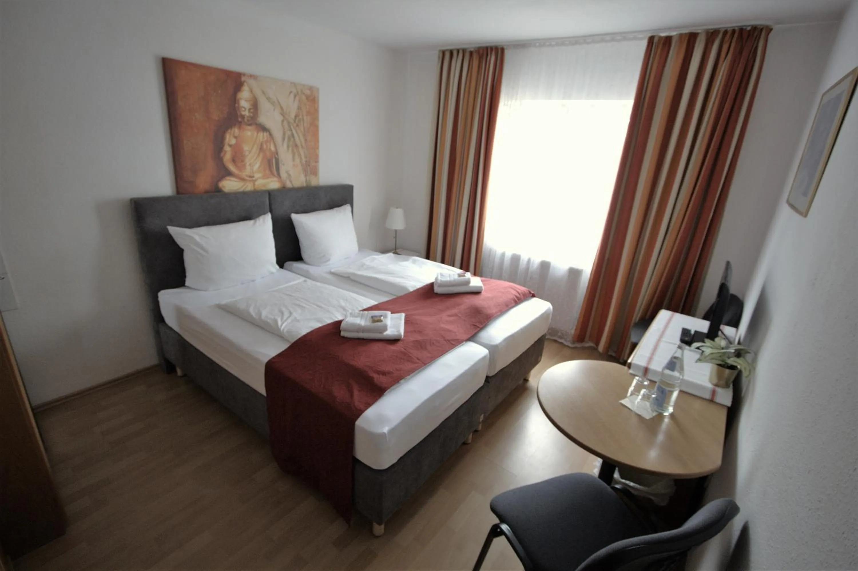 Photo of the whole room, Bed in Hotel Leo Mühlhausen