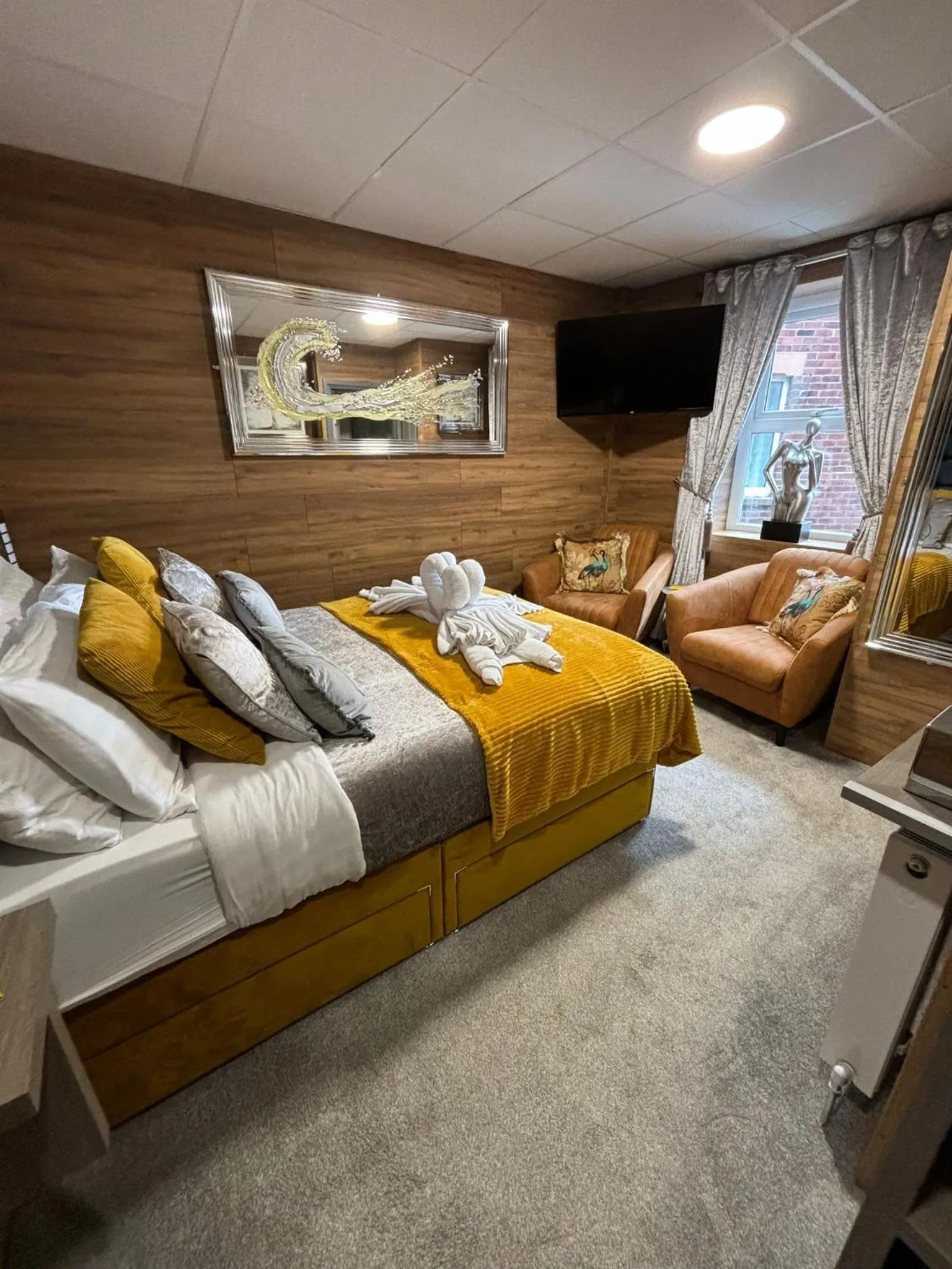 Bedroom, Bed in Kings Boutique Hotel