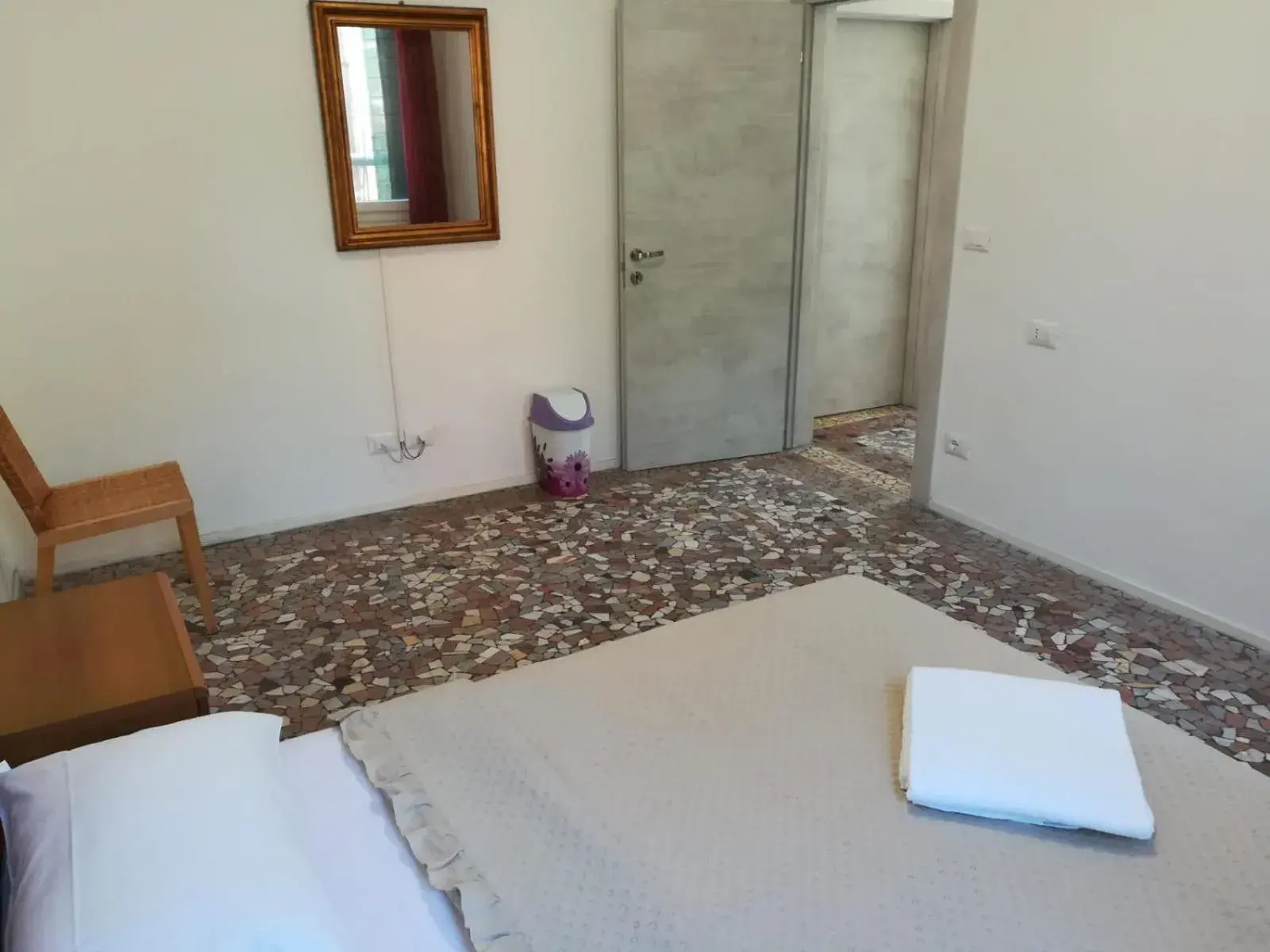 Double Room with Shared Bathroom in Venice Cityview Guesthouse Double Room with Shared Bathroom in Venice Cityview Guesthouse