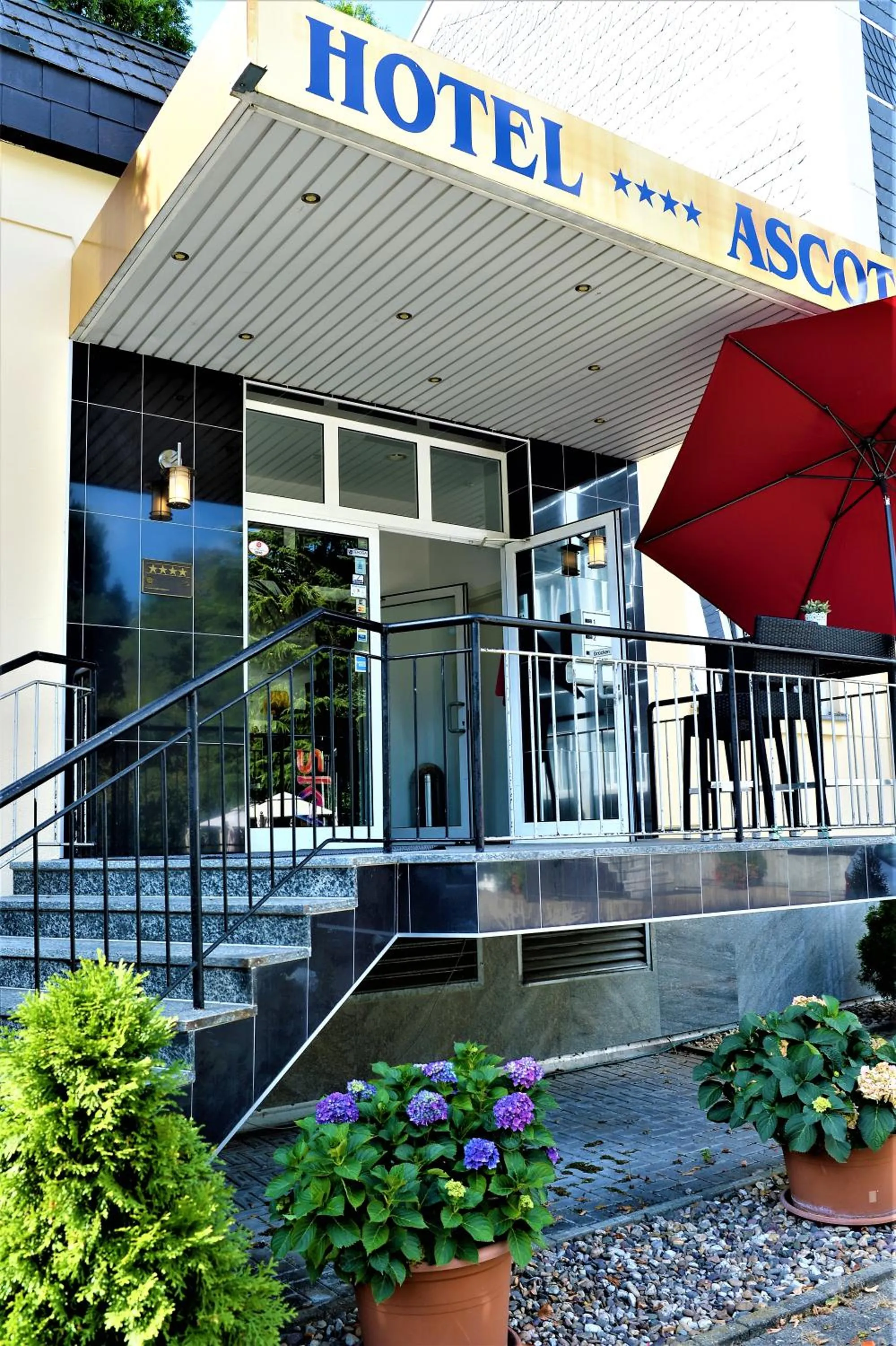 Facade/entrance in Ascot Hotel