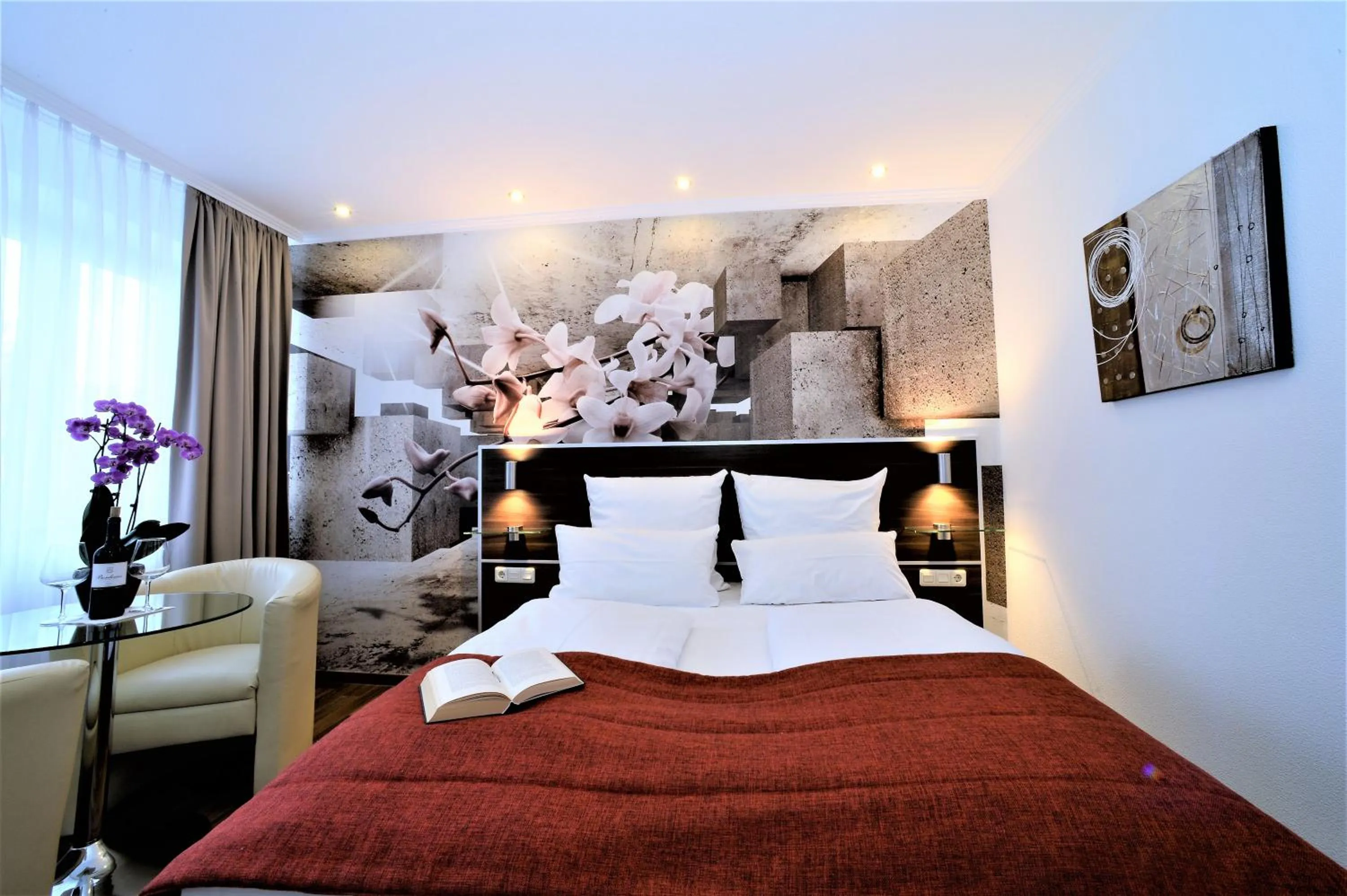 Photo of the whole room, Bed in Ascot Hotel