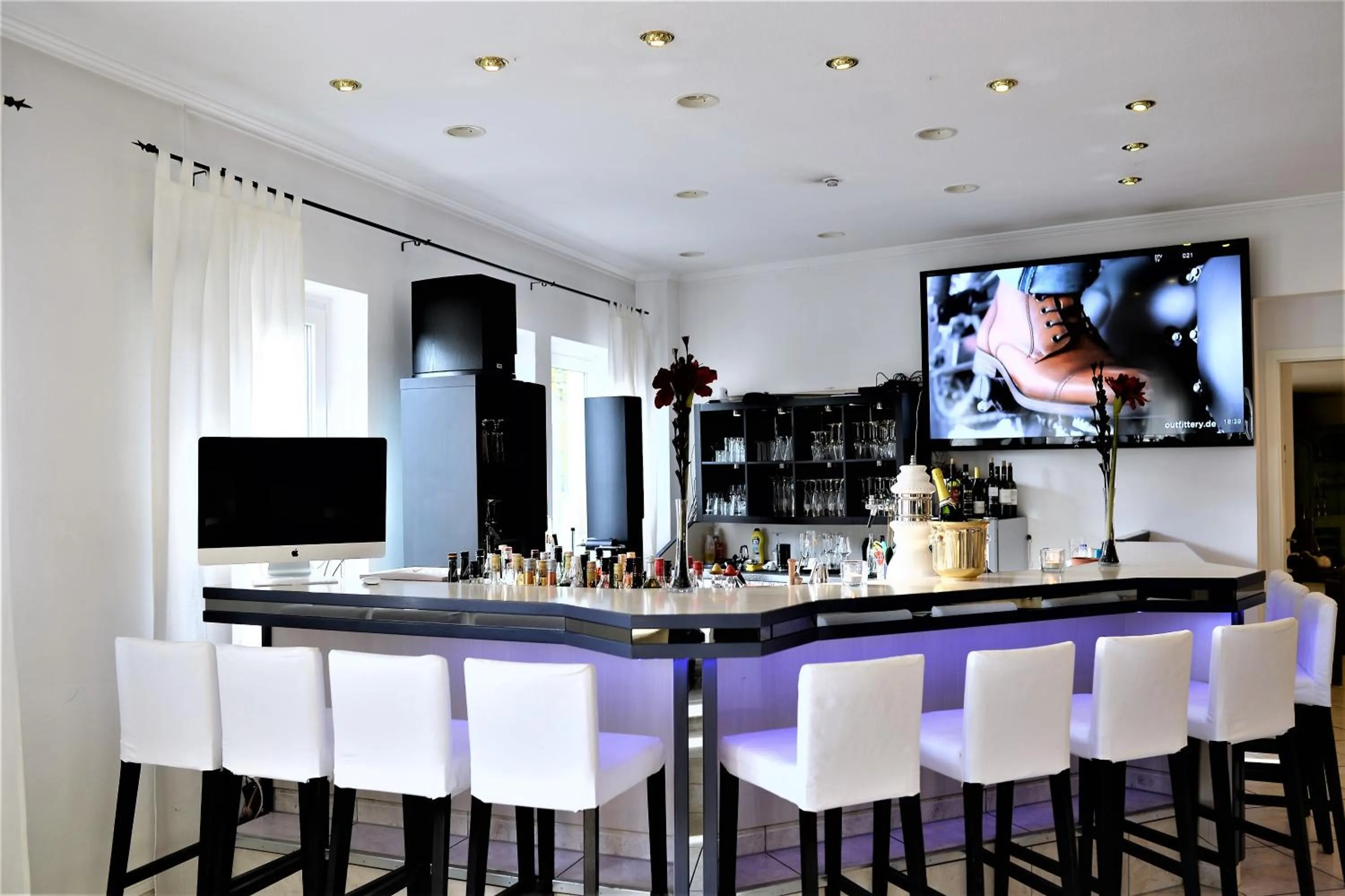 Drinks in Ascot Hotel