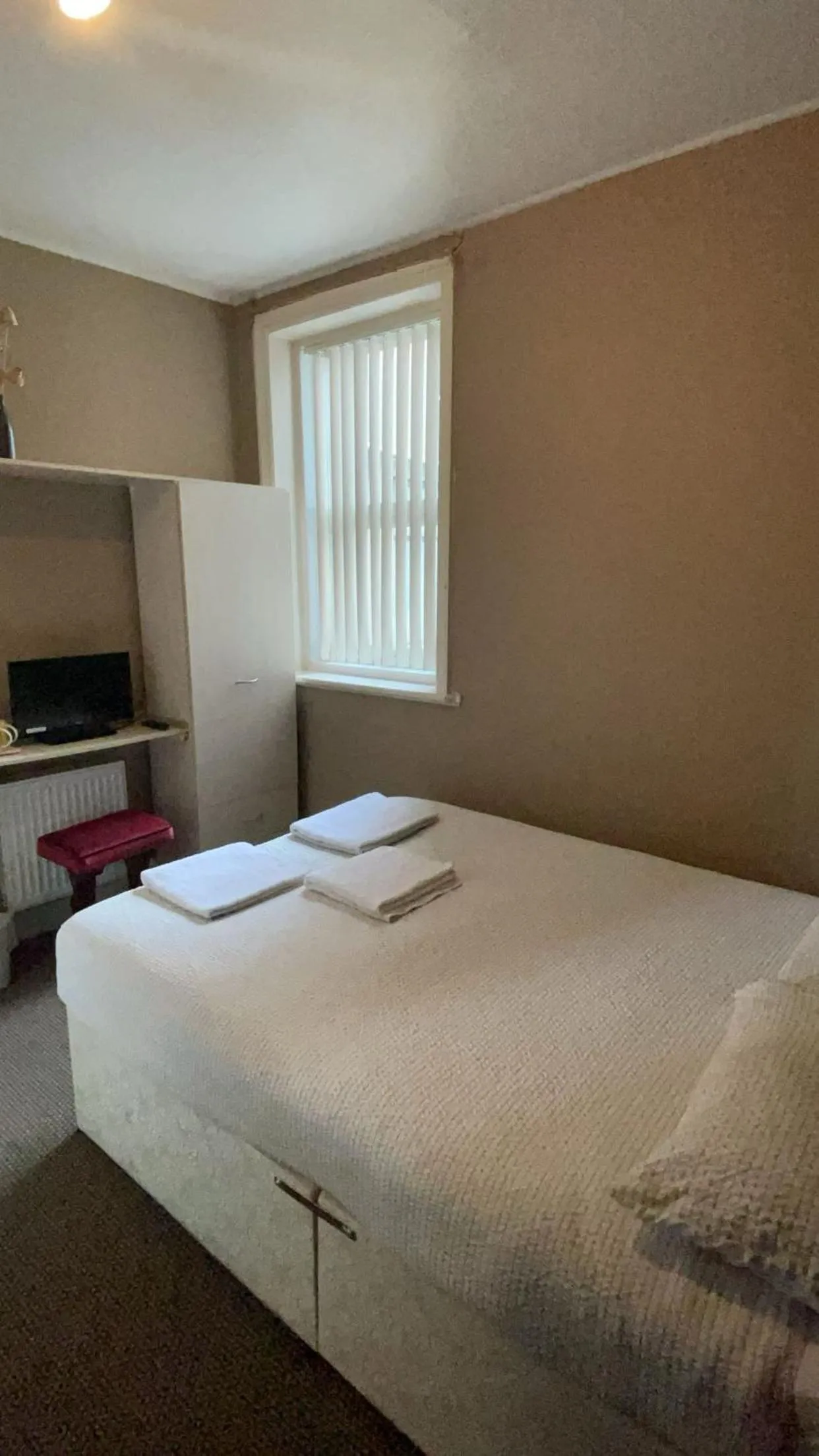 Photo of the whole room, Bed in White Moon Hotel