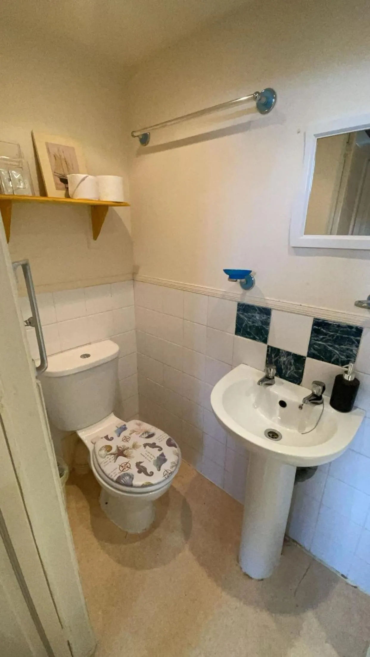 Toilet in White Moon Hotel