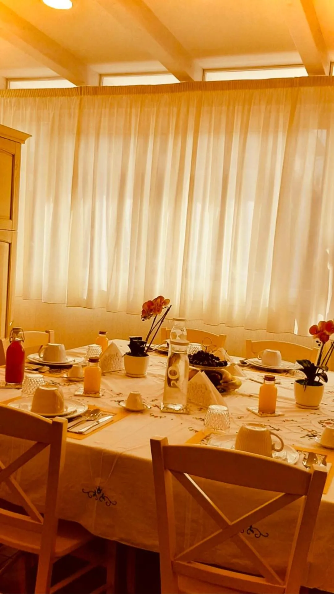 Dining area in B&B Orchidea