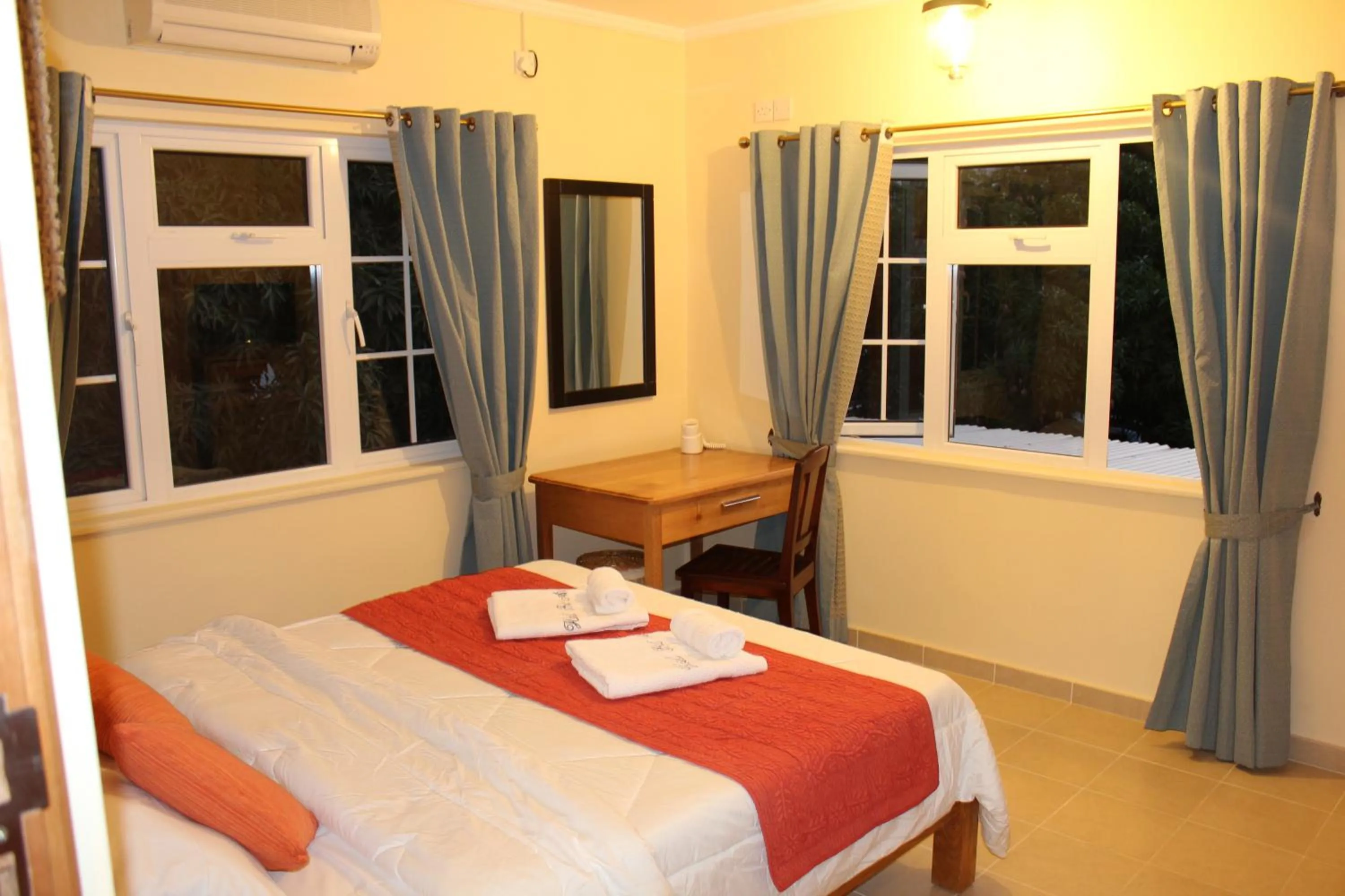 Photo of the whole room, Bed in Bel Air Hotel