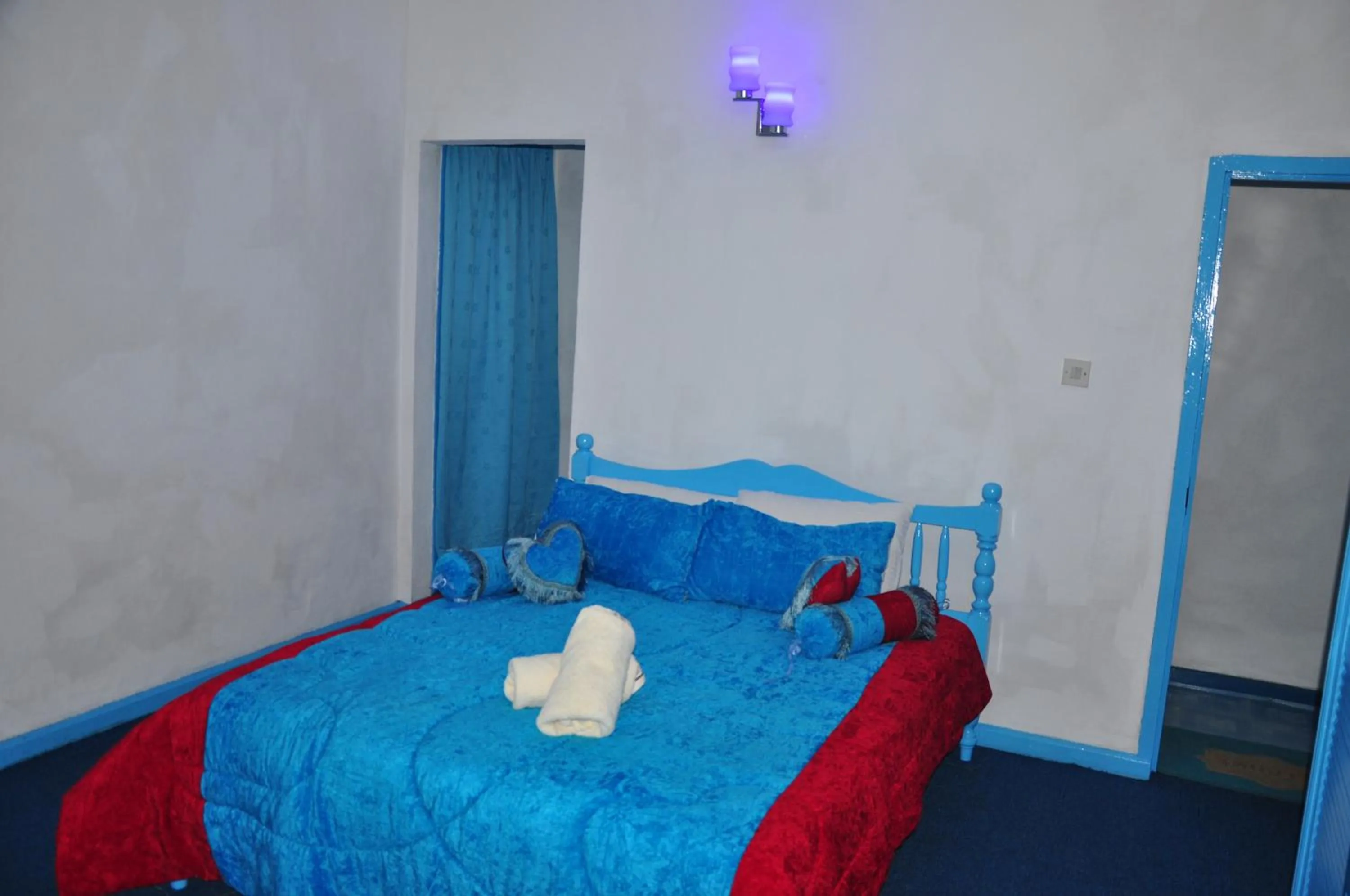 Bedroom, Bed in Le Chateau Bleu