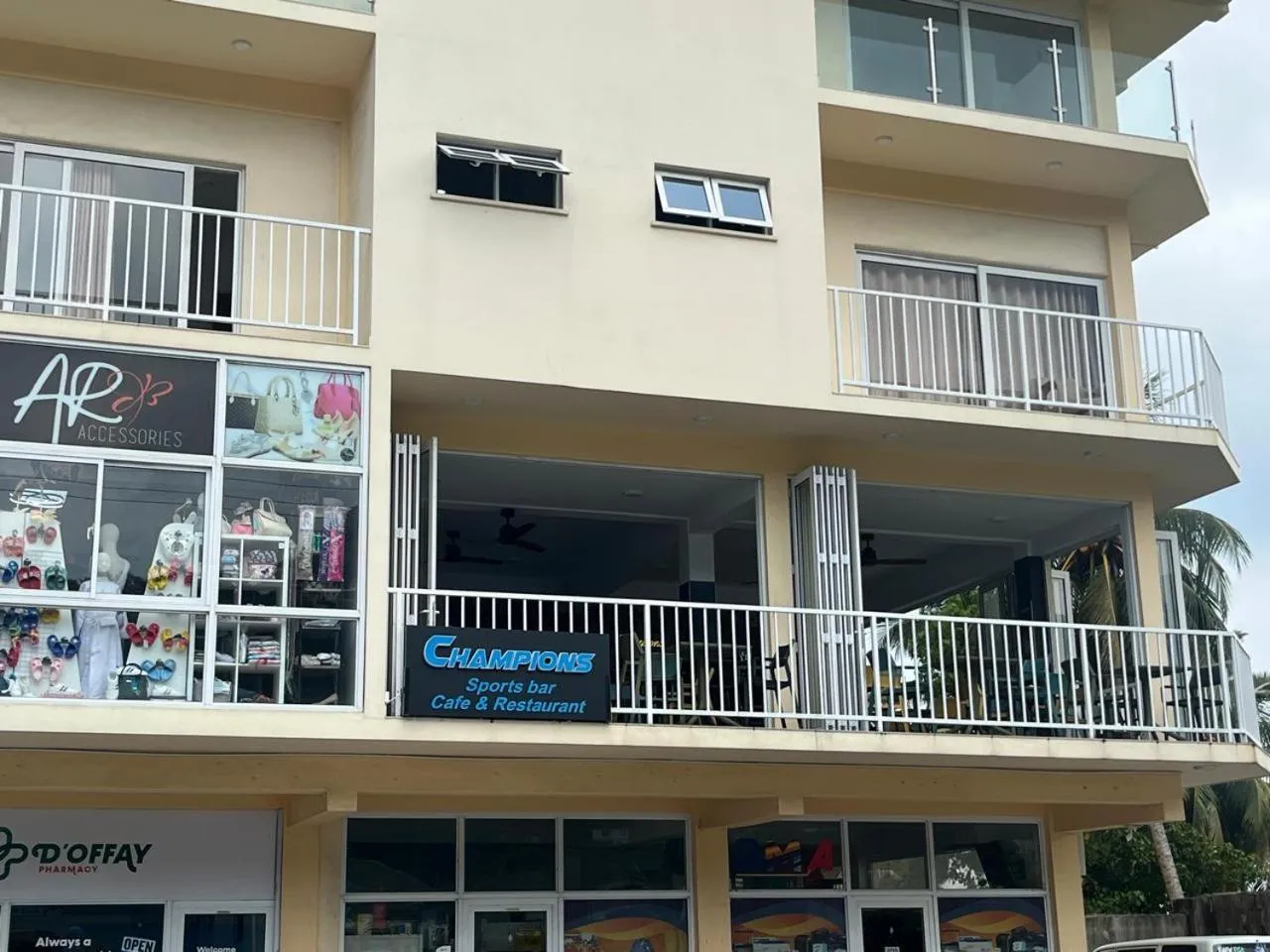 Restaurant/places to eat in Le Chateau Bleu