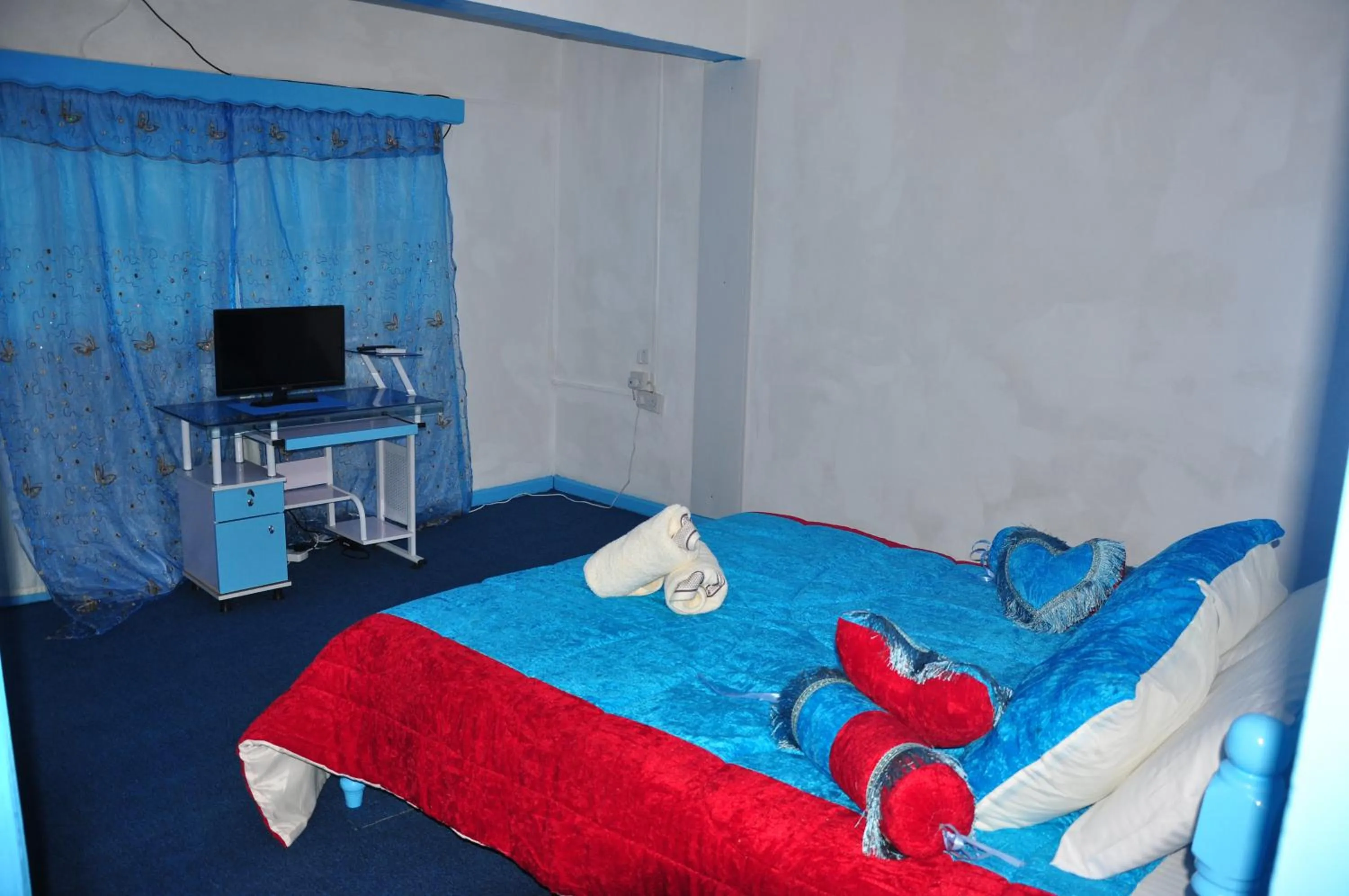 Bedroom, Bed in Le Chateau Bleu