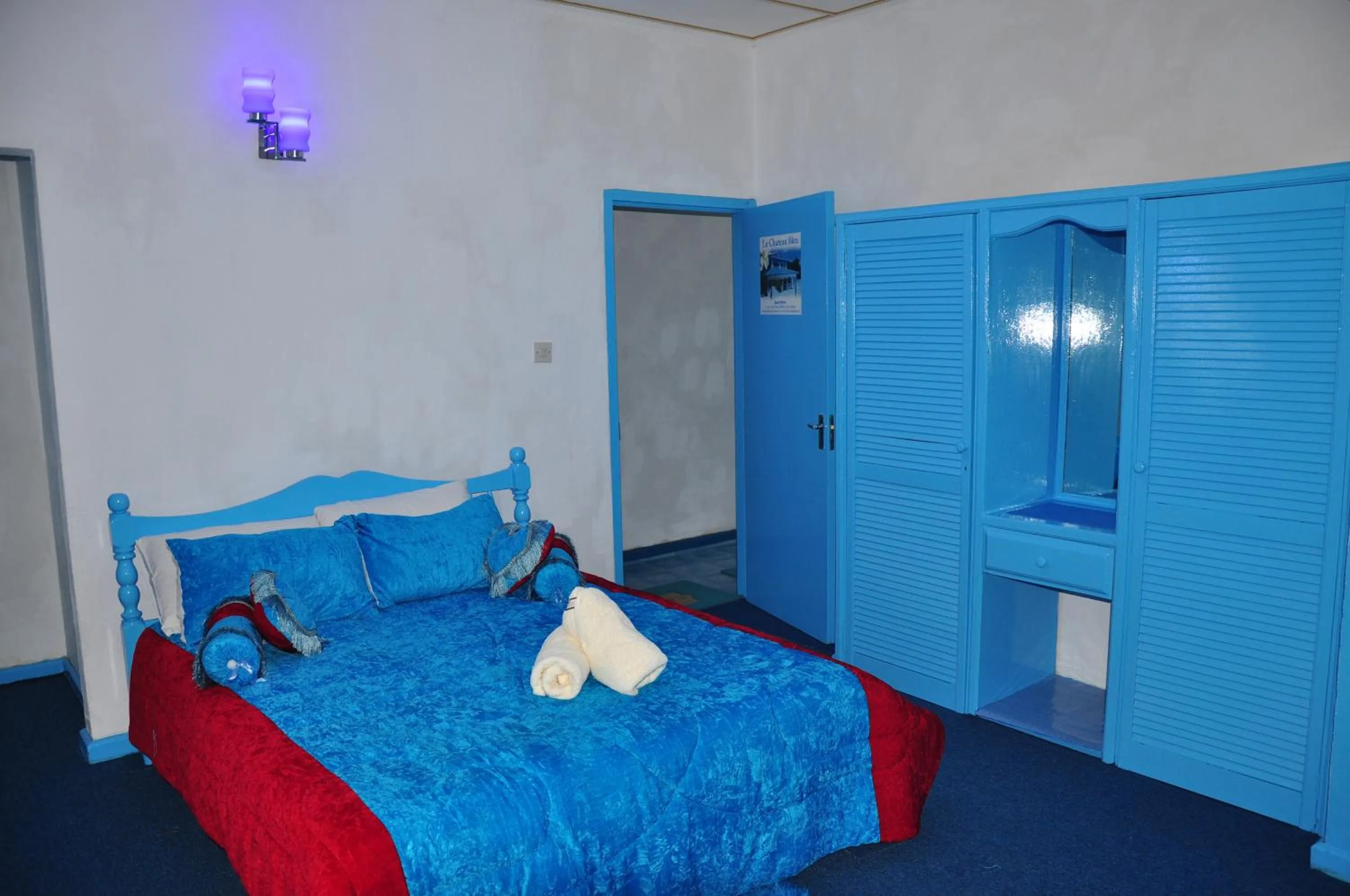 Bedroom, Bed in Le Chateau Bleu